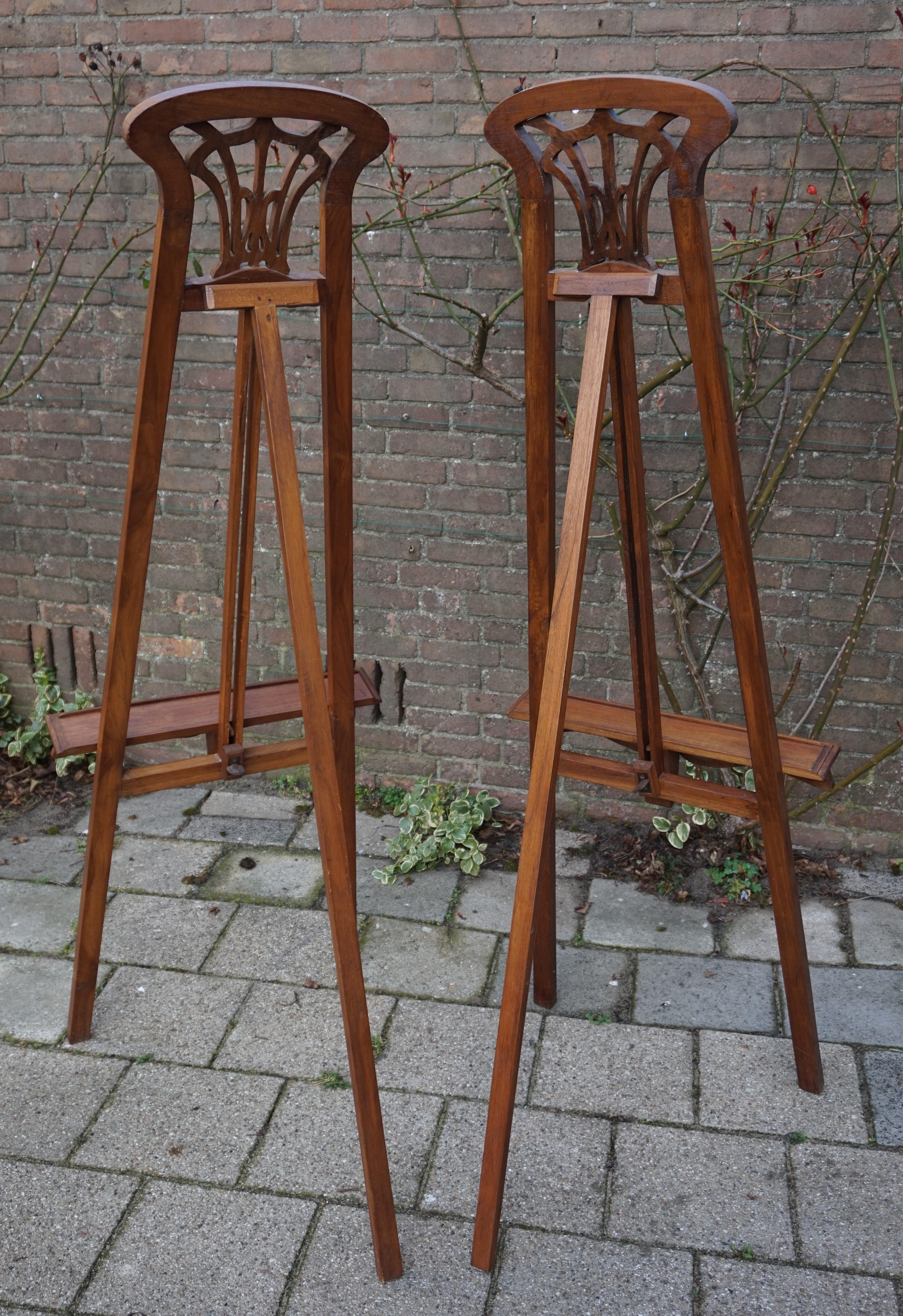 Antique Pair of Wooden Arts and Crafts Painting Easels / Gallery Display Stand In Excellent Condition In Lisse, NL