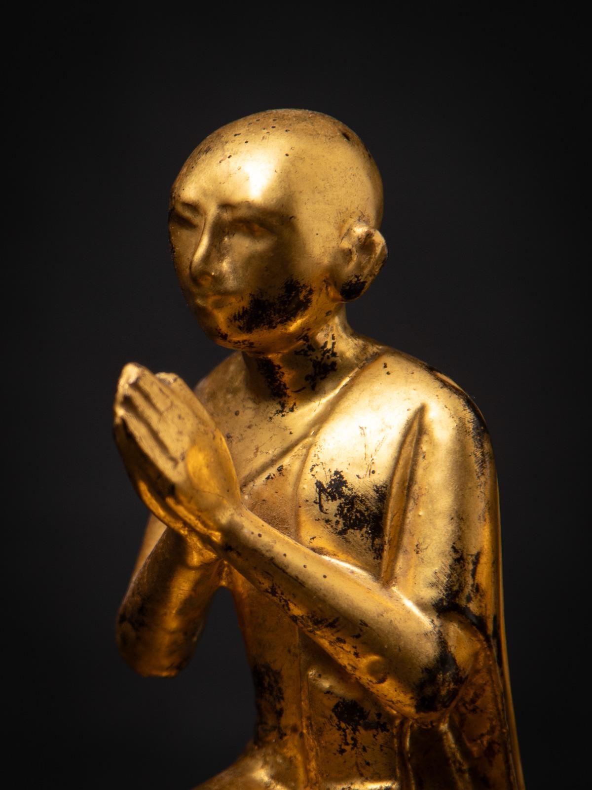 Ancienne paire de statues de moines birmans en bois de Birmanie en vente 9