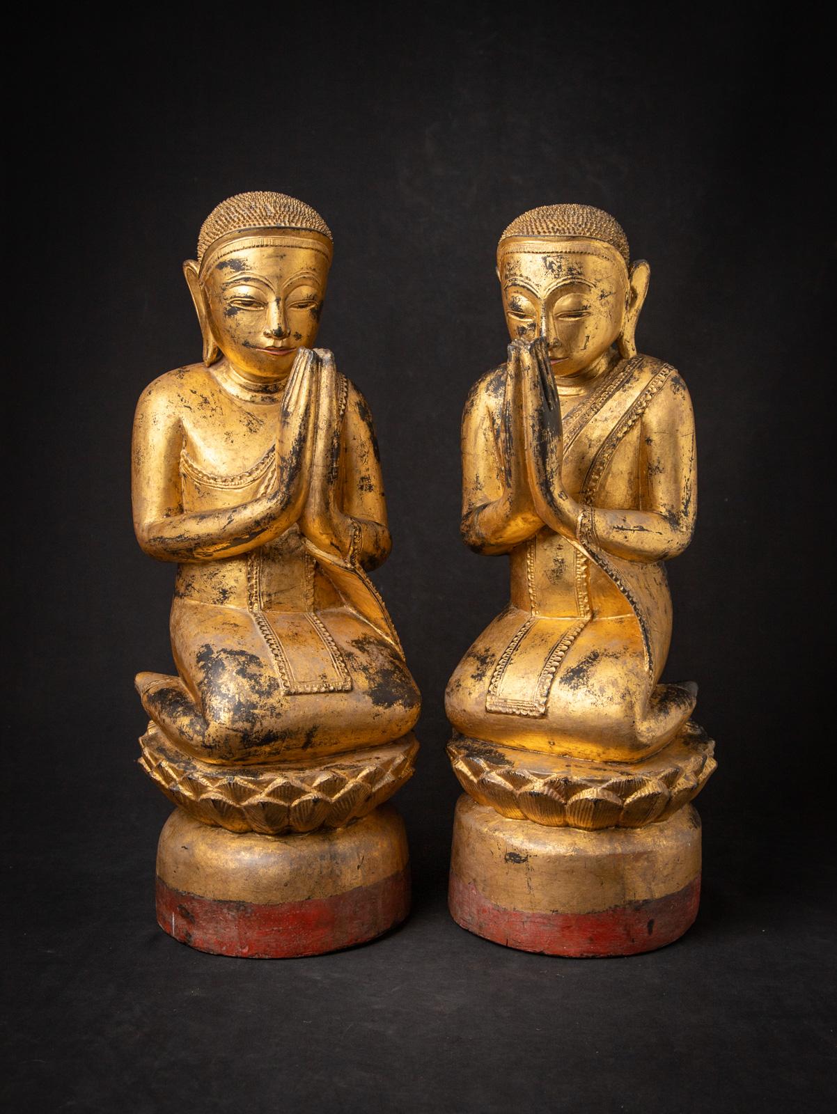 Dieses antike Paar birmanischer Mönchsstatuen aus Holz ist ein seltenes und exquisites Beispiel für buddhistische Kunst im Shan-Stil (Tai Yai) des 19. Jahrhunderts aus Birma (Myanmar). Fachmännisch aus Holz geschnitzt und fein mit 24-karätigem Gold