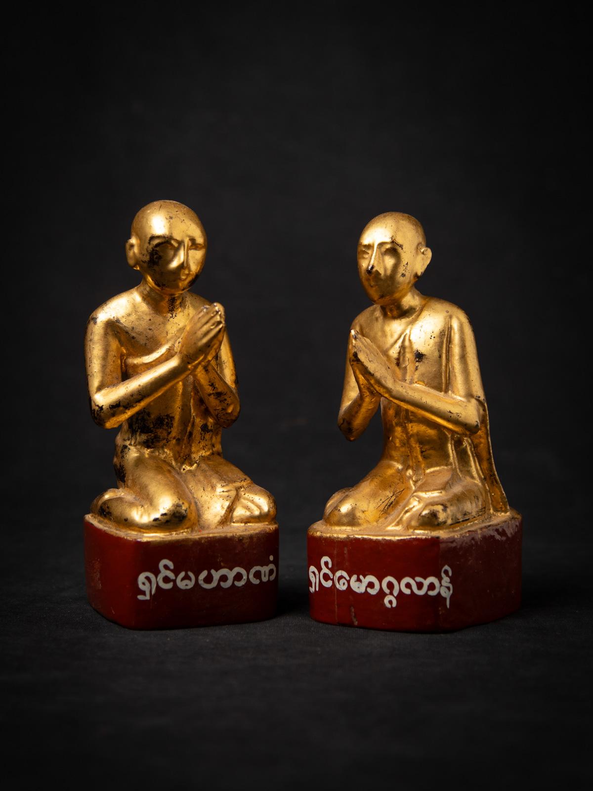 Cet ensemble exquis de statues de moines birmans en bois est un exemple remarquable de l'artisanat birman du XIXe siècle. Chaque statue, qui mesure 18,2 cm de haut, 7,4 cm de large et 8,9 cm de profondeur, est finement sculptée dans du bois et dorée