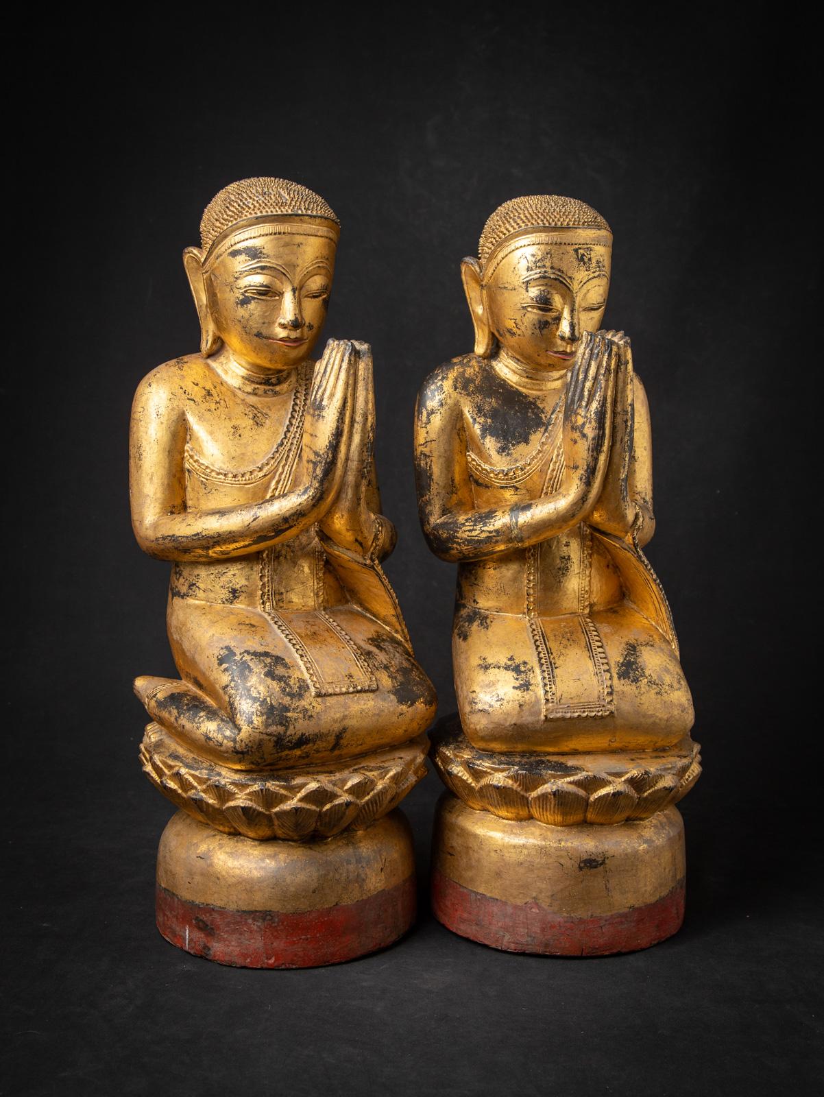 Antikes Paar hölzerner burmesischer Mönchsstatuen aus Birma (19. Jahrhundert) im Angebot