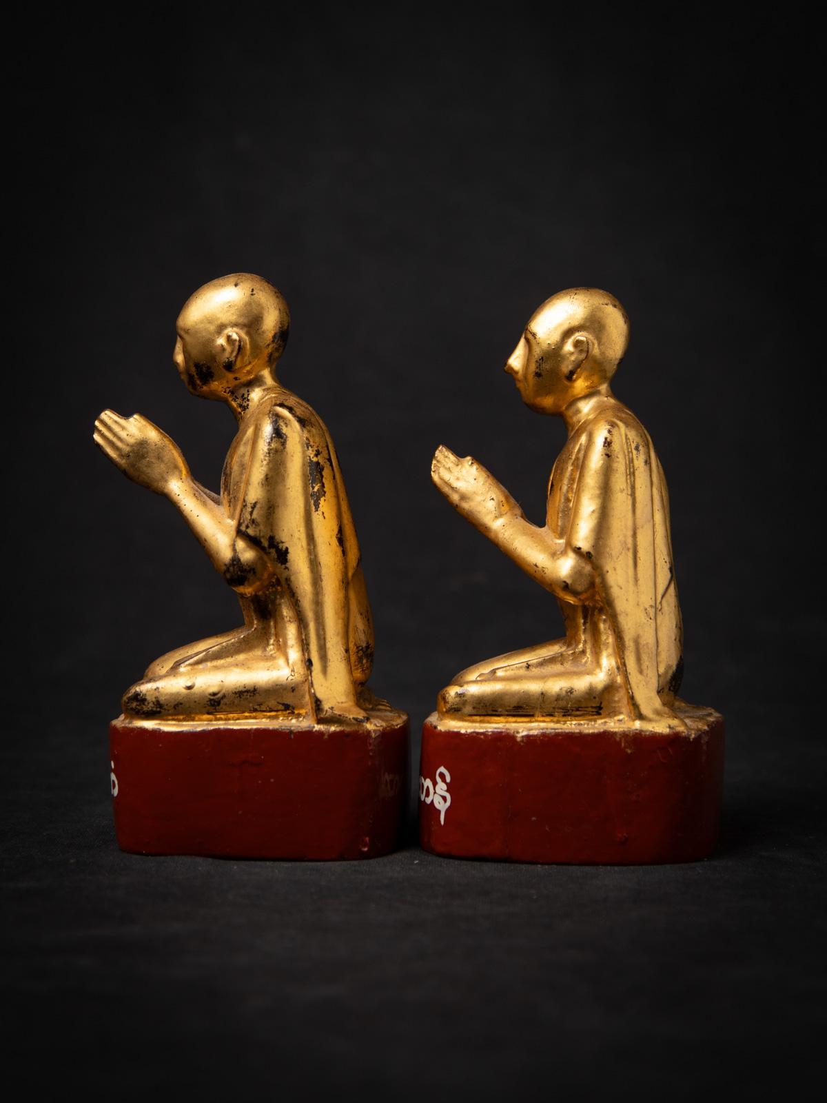 Bois Ancienne paire de statues de moines birmans en bois de Birmanie en vente