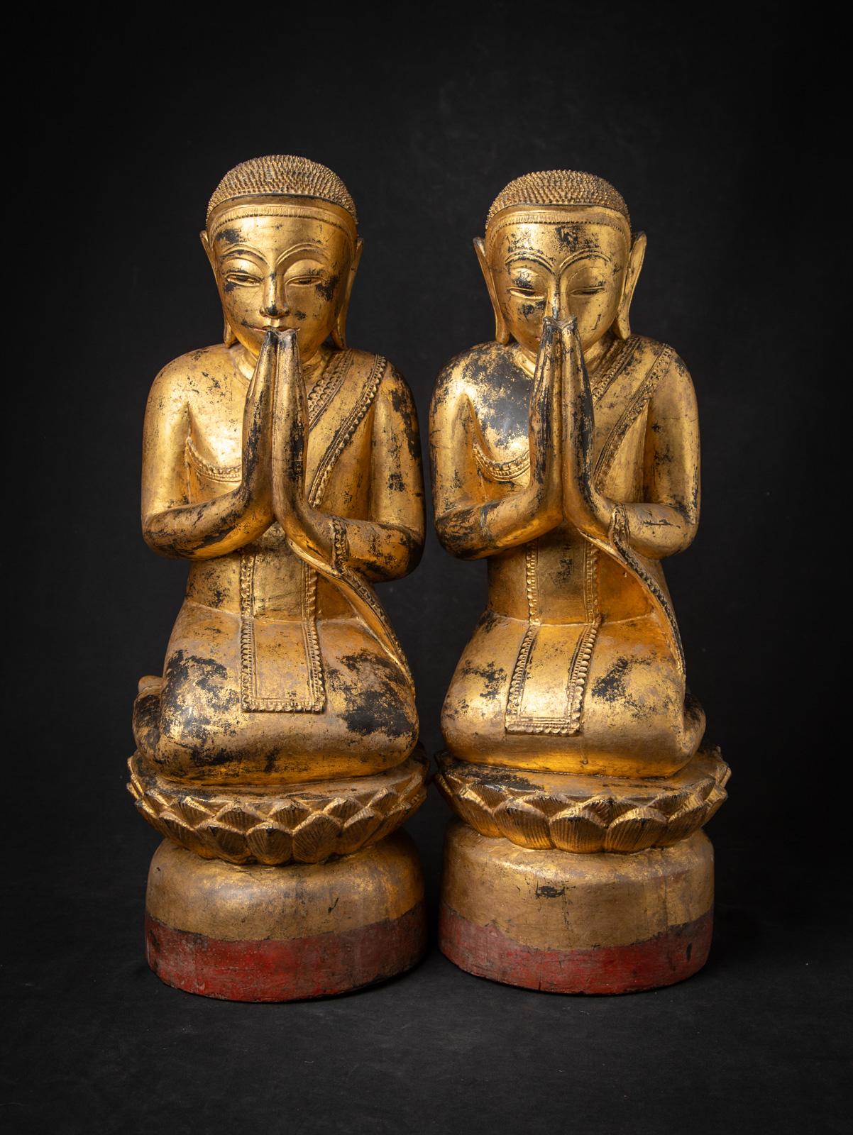 Antikes Paar hölzerner burmesischer Mönchsstatuen aus Birma (Holz) im Angebot