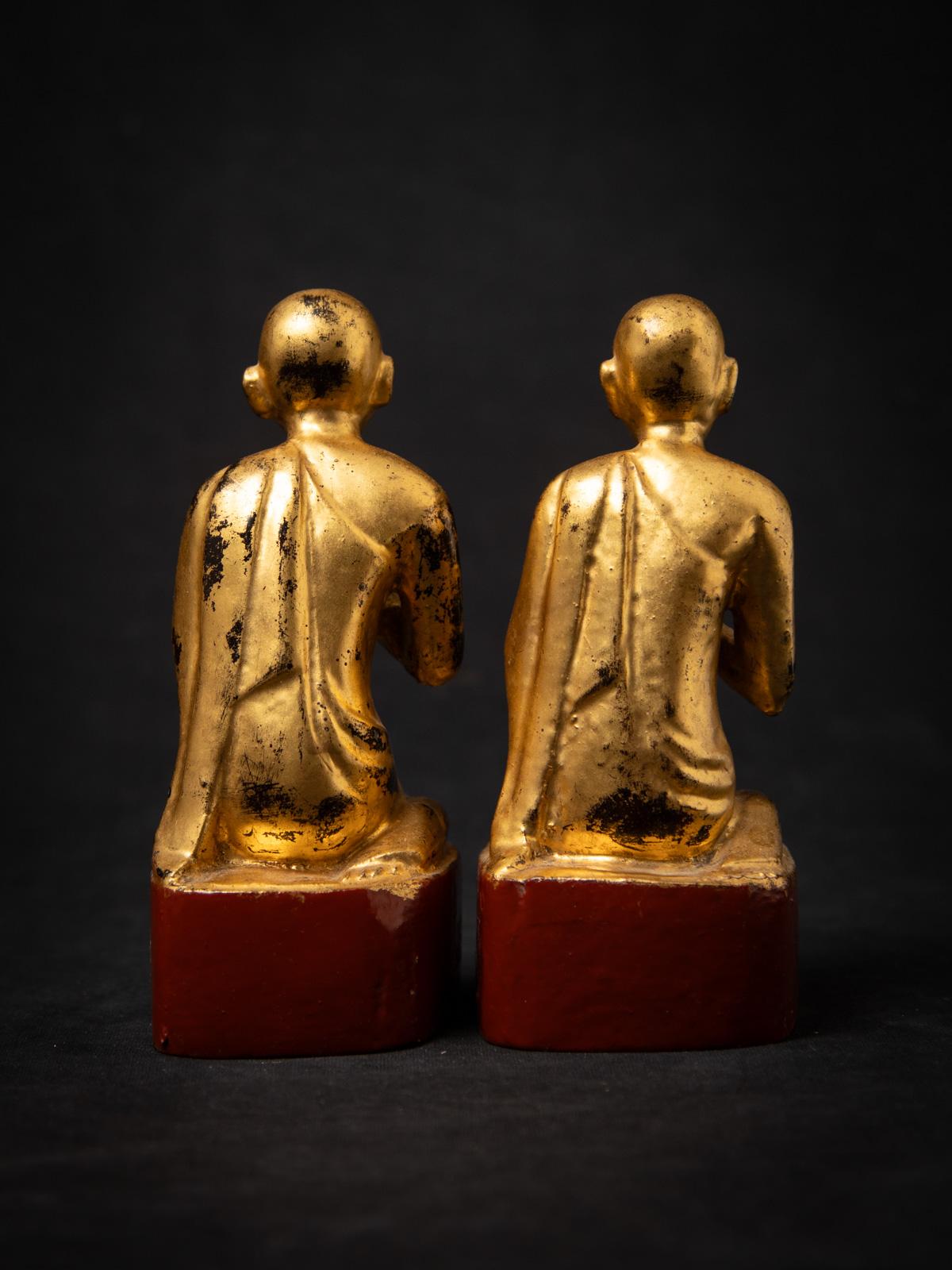 Ancienne paire de statues de moines birmans en bois de Birmanie en vente 1