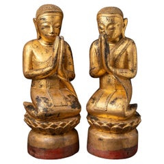 Antikes Paar hölzerner burmesischer Mönchsstatuen aus Birma