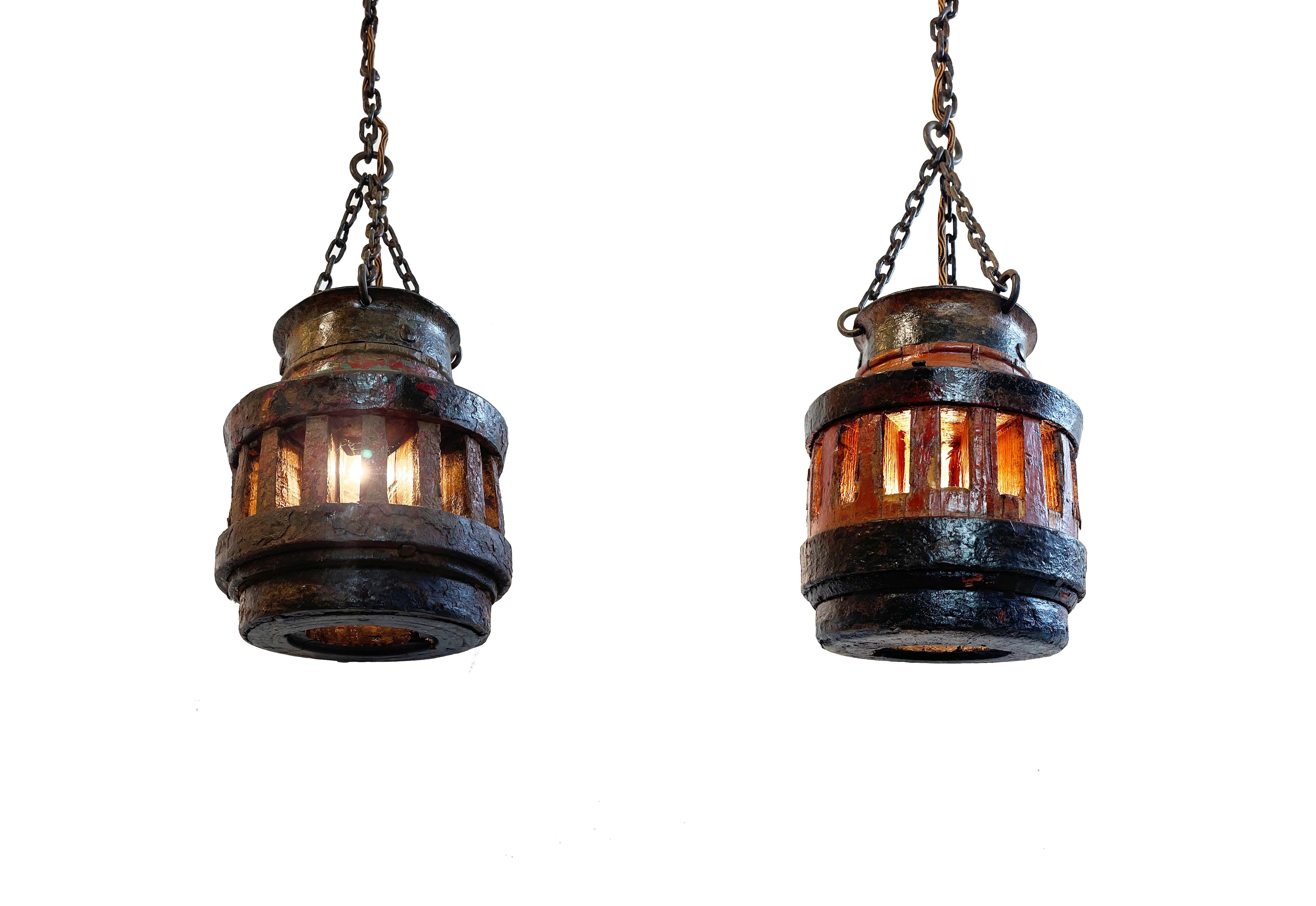 Antique wheel hubs from two different carts, converted into magnificent robust country style ceiling lamps.
Their origin will be Germany, mid 19th century.
Chunky, heavy and unique, the one hub comes with mint & rust colour, the other one in a rusty