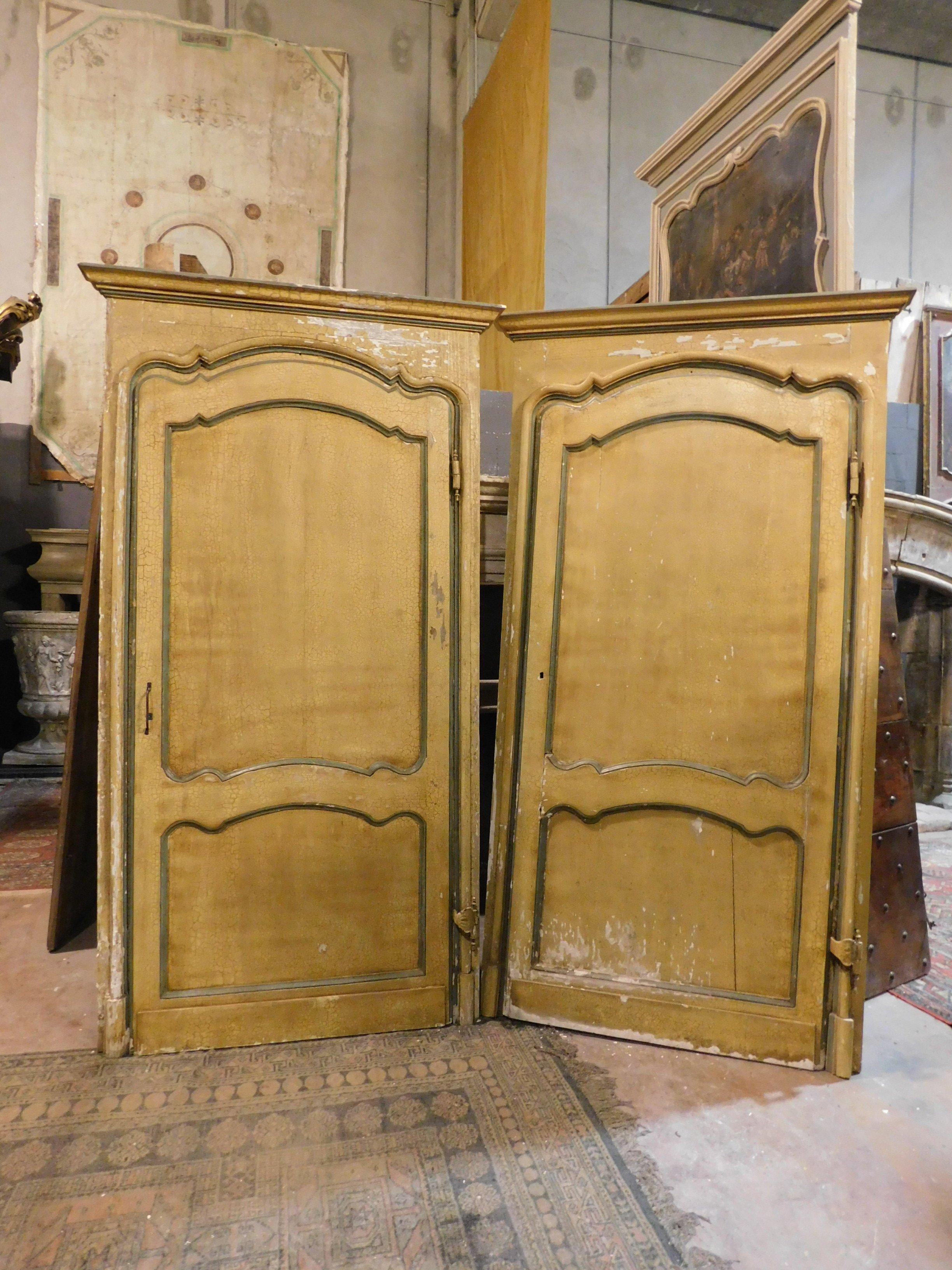 italien Paire de portes anciennes en laque jaune avec cadre d'origine, 18ème siècle, Italie en vente