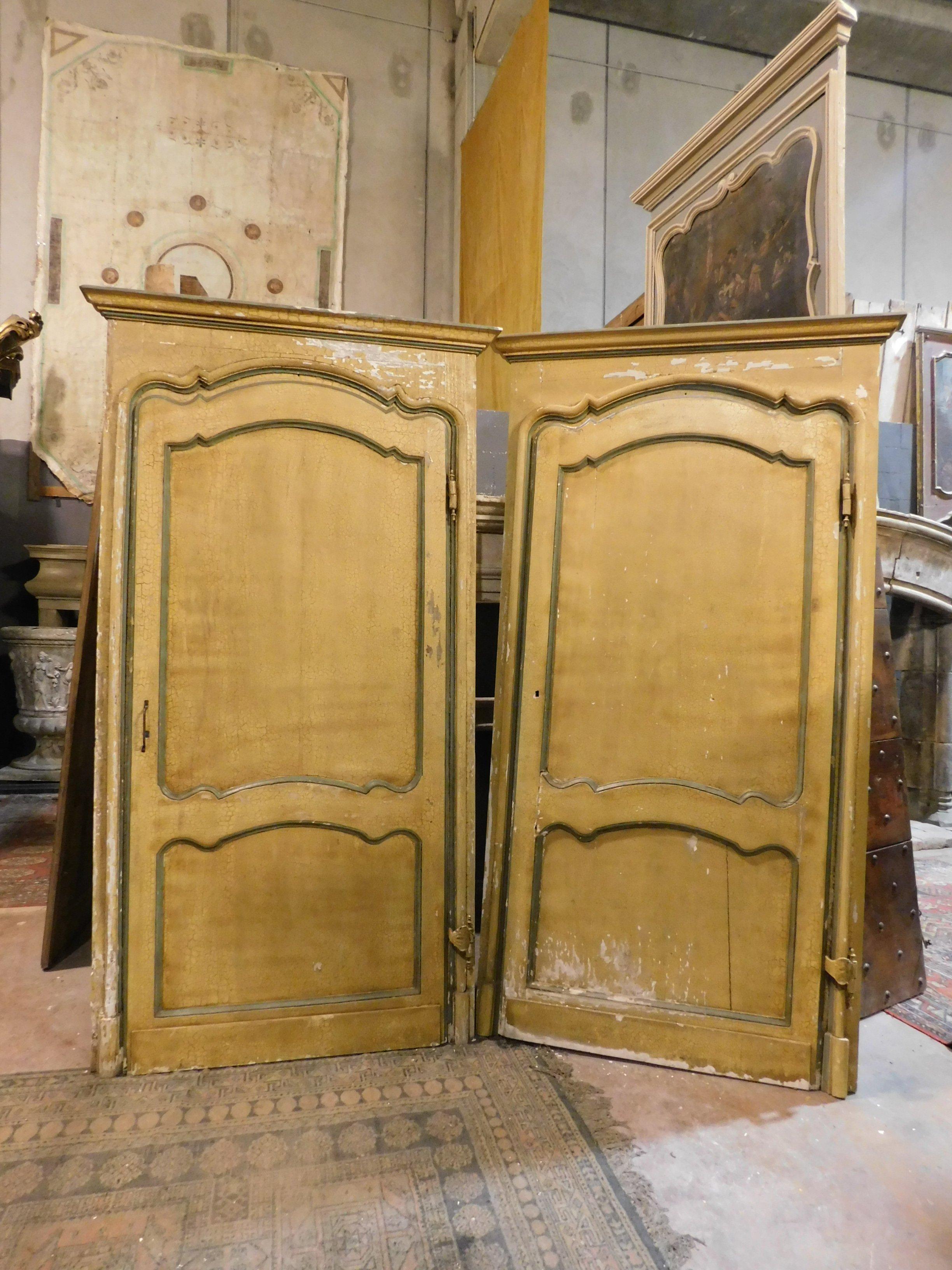 Peint à la main Paire de portes anciennes en laque jaune avec cadre d'origine, 18ème siècle, Italie en vente