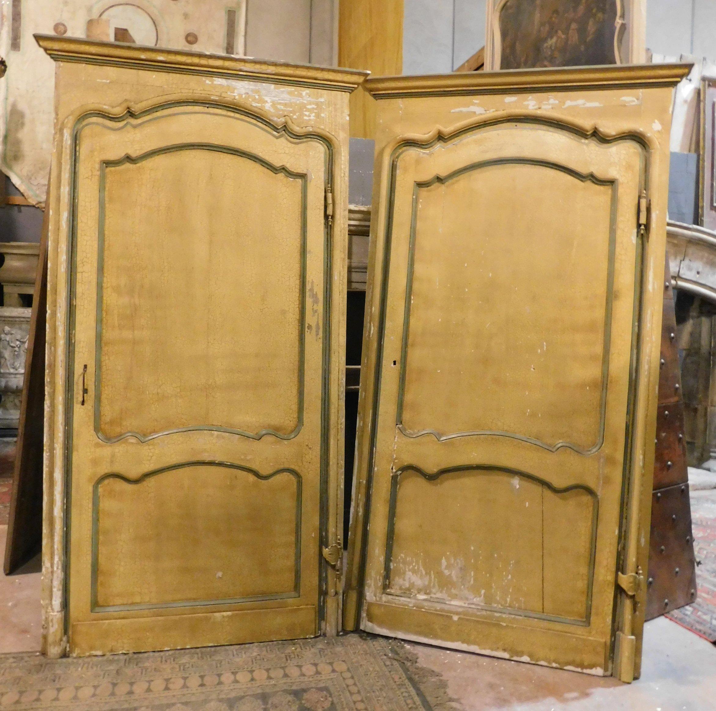 Antique Pair of Yellow Lacquered Doors with Original Frame, 18th Century, Italy In Good Condition For Sale In Cuneo, Italy (CN)