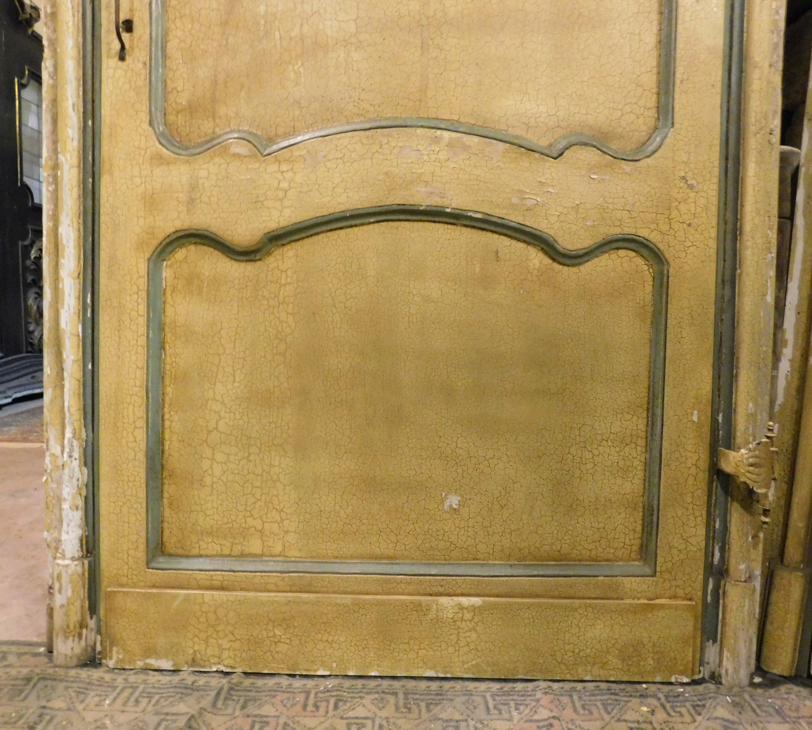 XVIIIe siècle et antérieur Paire de portes anciennes en laque jaune avec cadre d'origine, 18ème siècle, Italie en vente