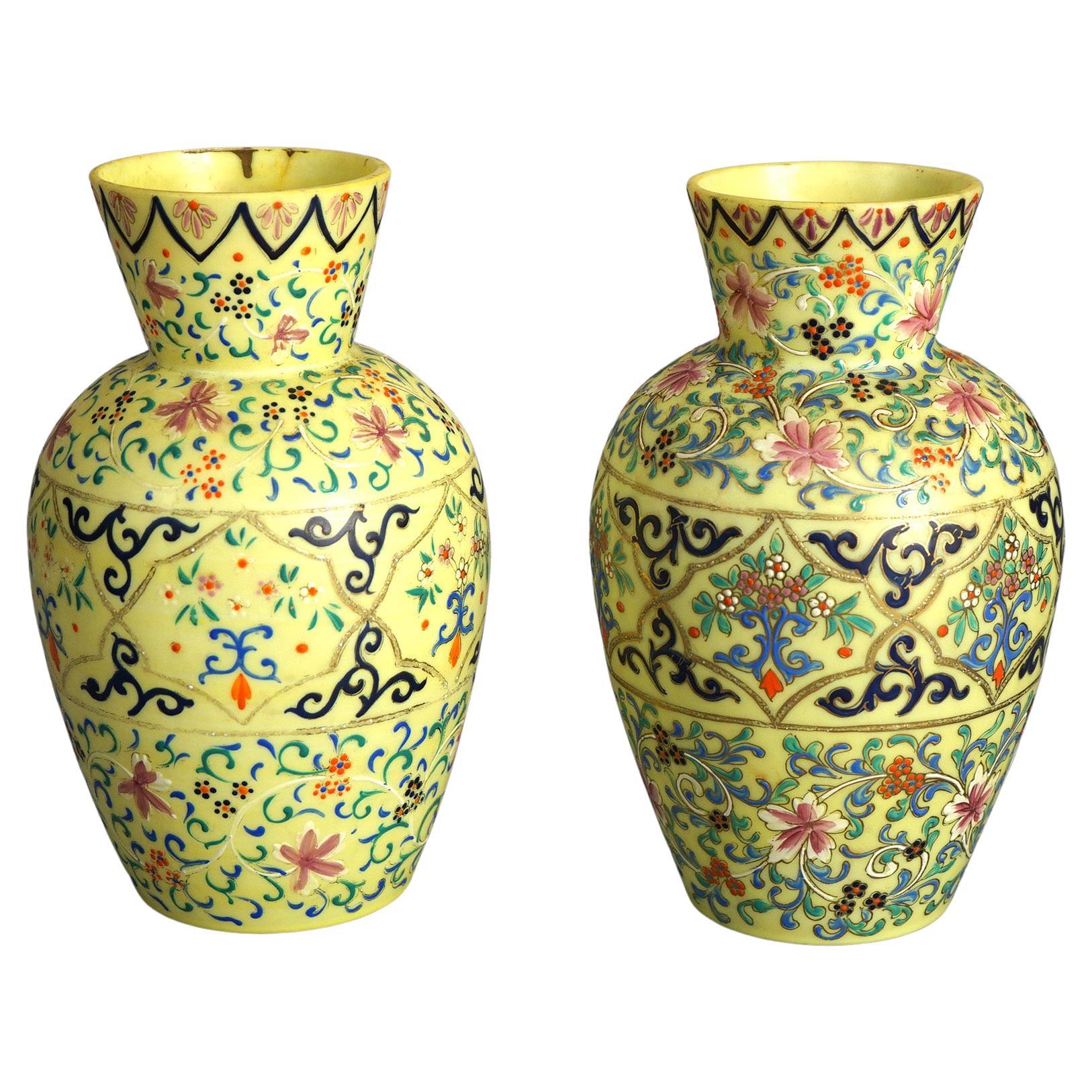 Antikes Paar Opalin-Emaille dekoriert Kunstglas Vasen mit Blumen & Scroll-Elemente, C1900

Maße - 8,5 