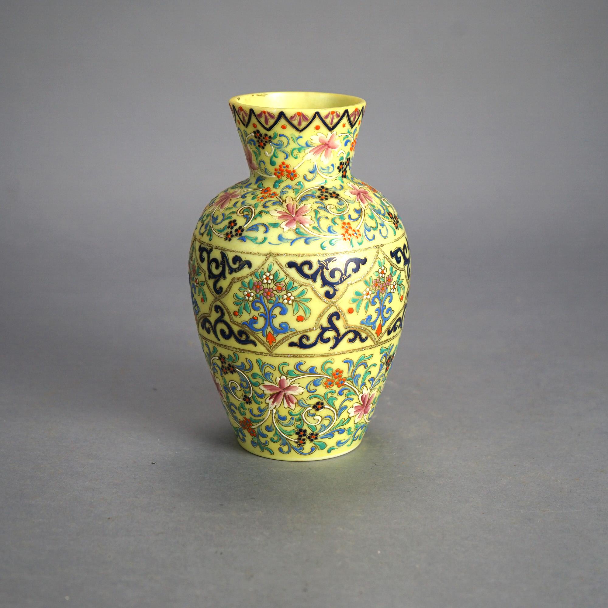 Ancienne paire de vases en verre d'art décorés d'émail opalin avec fleurs et volutes C1900 Bon état - En vente à Big Flats, NY