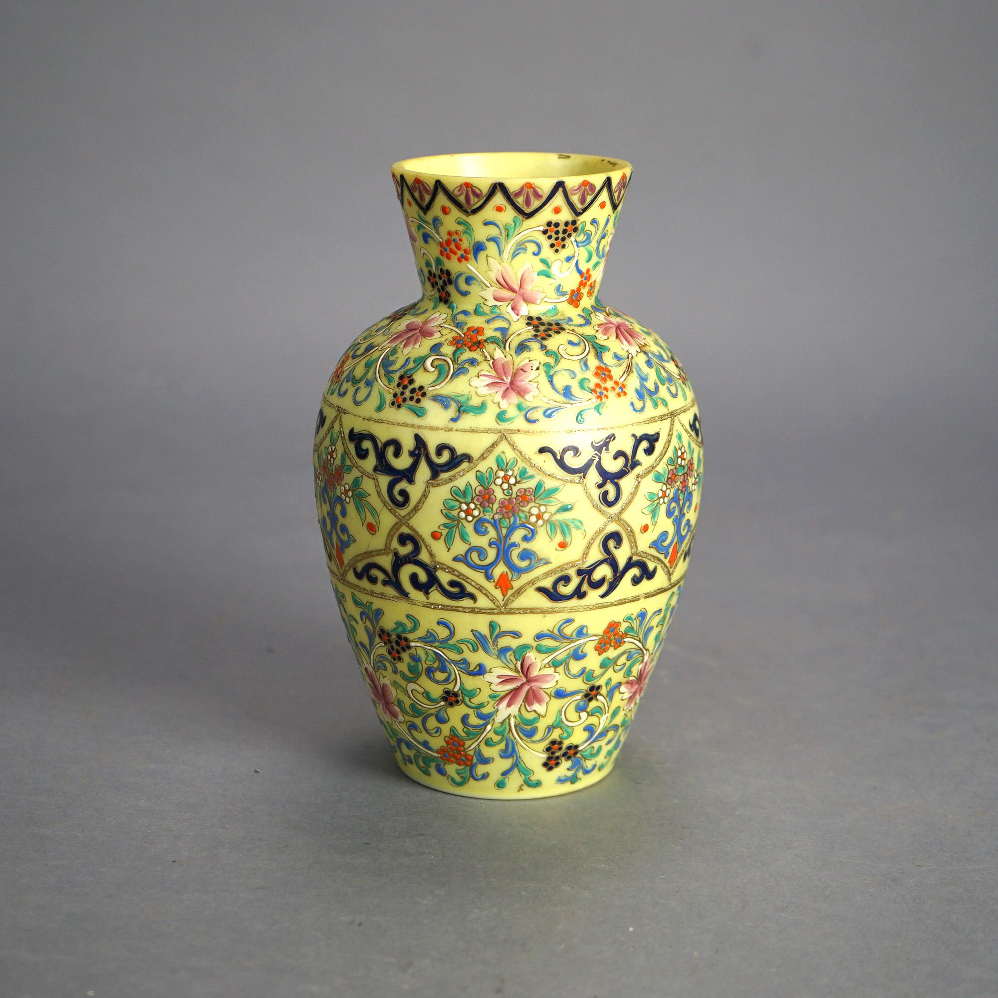 Antikes Paar Opal-Emaille-Vasen aus verziertem Kunstglas mit Blumen- und Schnörkeln aus Opal, um 1900 (Glas) im Angebot