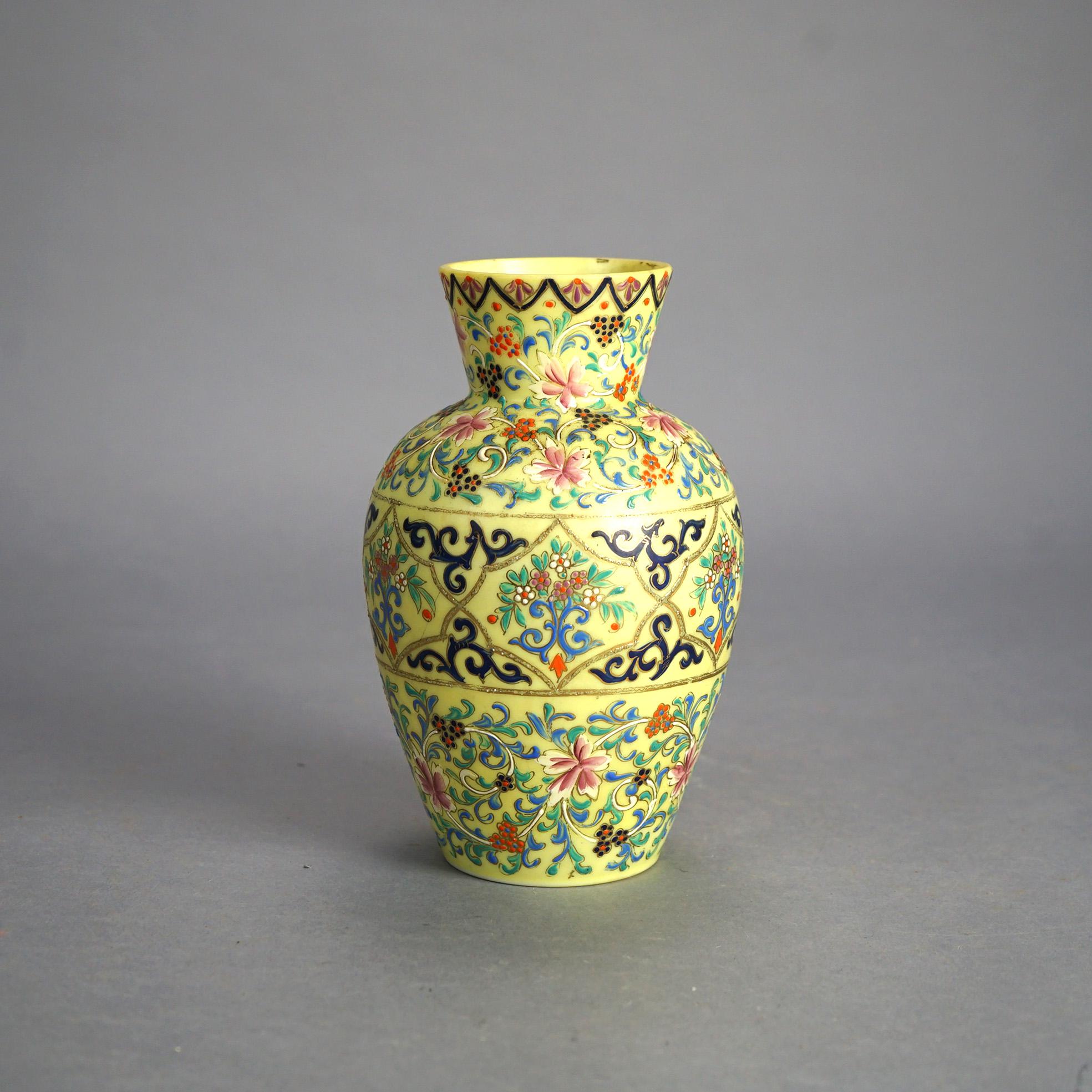 Antikes Paar Opal-Emaille-Vasen aus verziertem Kunstglas mit Blumen- und Schnörkeln aus Opal, um 1900 im Angebot 1