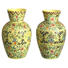 Ancienne paire de vases en verre d'art décorés d'émail opalin avec fleurs et volutes C1900