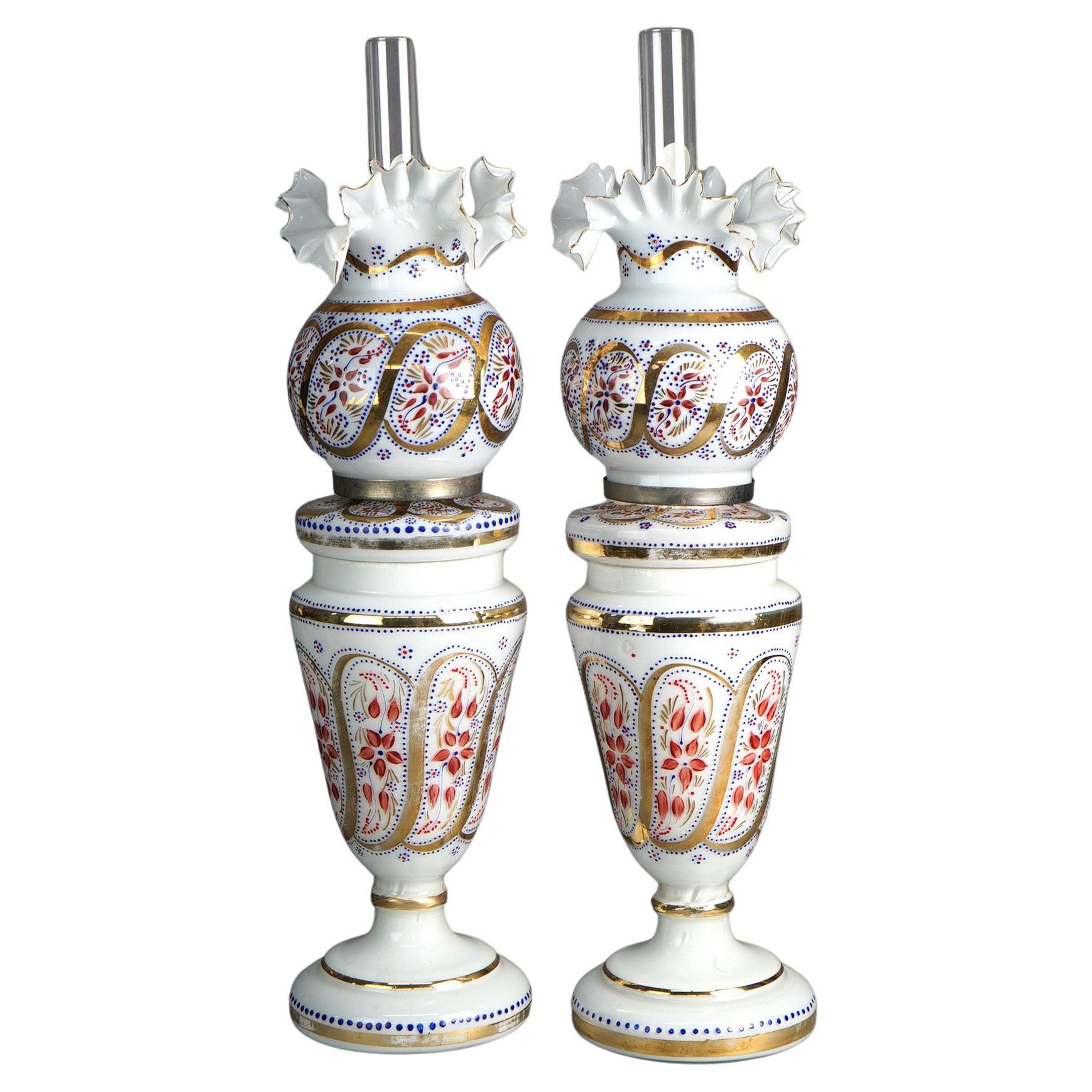 Ancienne paire de lampes opalin émaillé à la main peintes à la main avec abat-jour mouchoir en vente