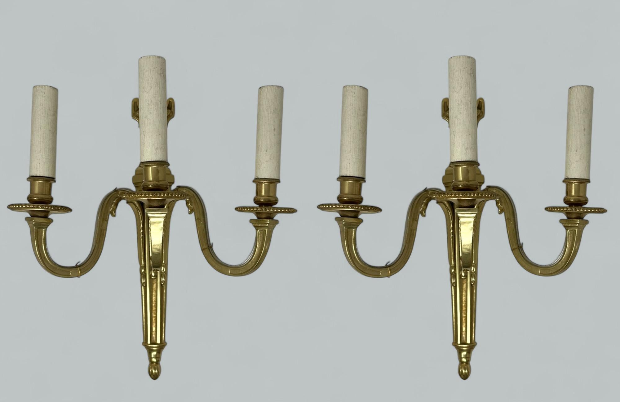 Feine Qualität Paar Französisch Napoleon lll Stil vergoldeter Bronze schwere Spurweite Triple Arm Electric Wall Candle Sconces Lichter, von sehr großzügigen Proportionen und hervorragende Qualität, Ende des neunzehnten, frühen zwanzigsten