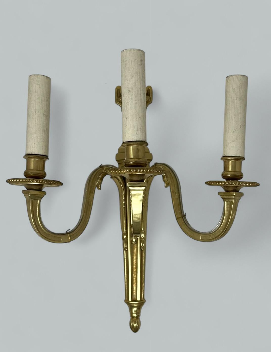 Antikes Paar Ormolu Vergoldete Bronze Dreifach Licht Wand Elektrisch Wandlampen Appliques 19C (Viktorianisch) im Angebot