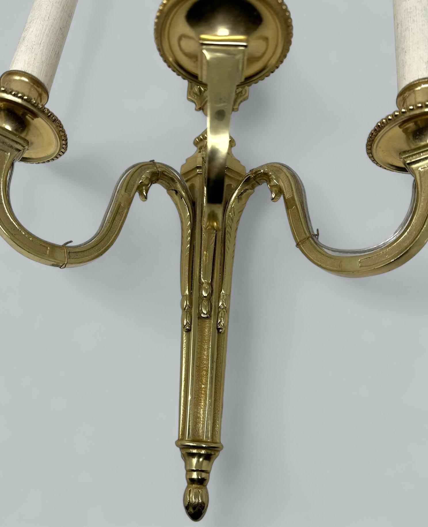 Antikes Paar Ormolu Vergoldete Bronze Dreifach Licht Wand Elektrisch Wandlampen Appliques 19C (Französisch) im Angebot