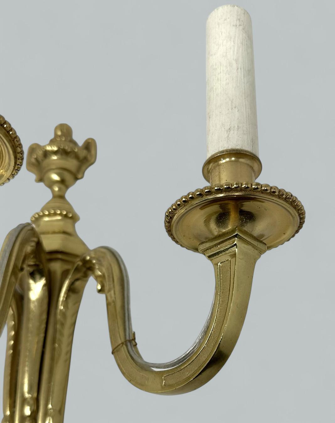Antikes Paar Ormolu Vergoldete Bronze Dreifach Licht Wand Elektrisch Wandlampen Appliques 19C (Gegossen) im Angebot