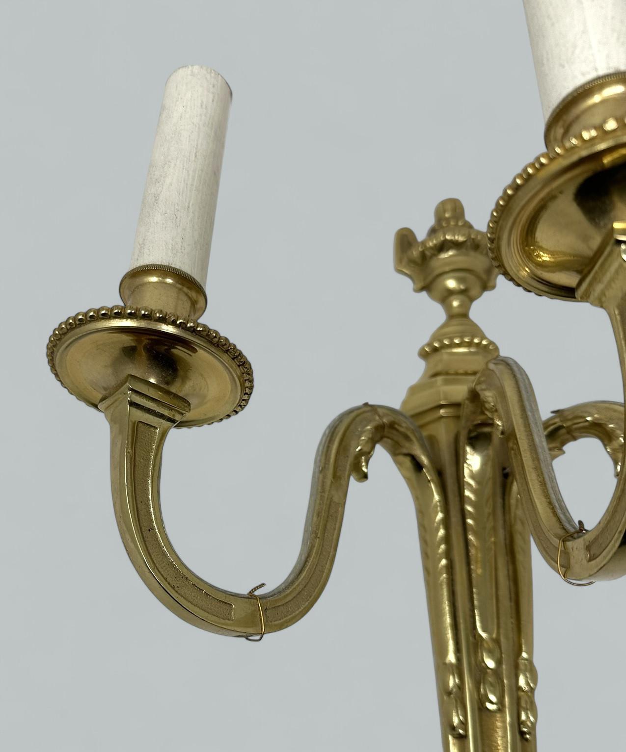 Antikes Paar Ormolu Vergoldete Bronze Dreifach Licht Wand Elektrisch Wandlampen Appliques 19C im Zustand „Gut“ im Angebot in Dublin, Ireland