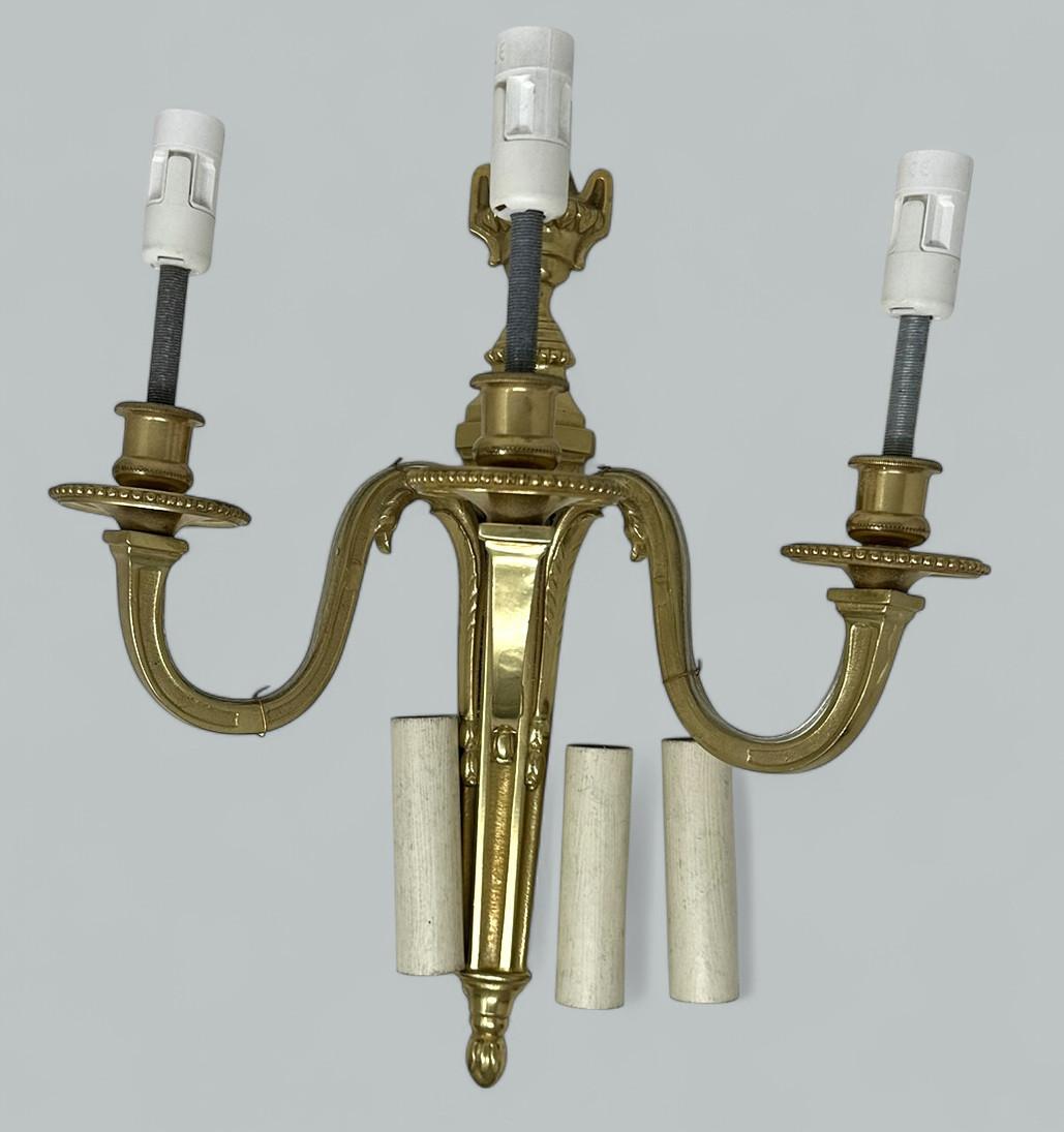 Antikes Paar Ormolu Vergoldete Bronze Dreifach Licht Wand Elektrisch Wandlampen Appliques 19C (19. Jahrhundert) im Angebot