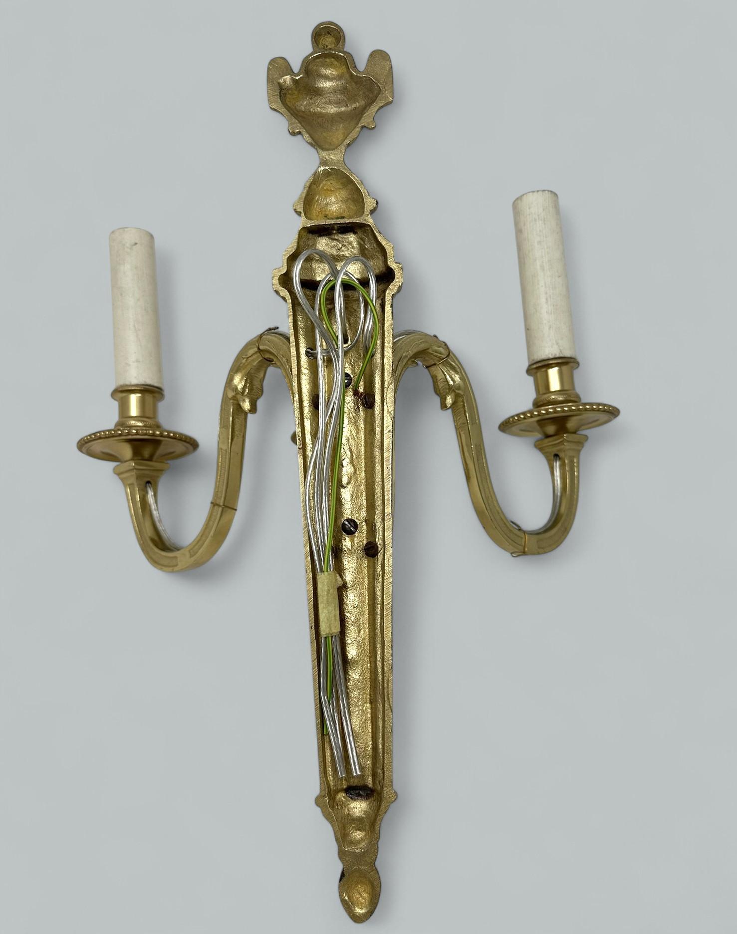 Antikes Paar Ormolu Vergoldete Bronze Dreifach Licht Wand Elektrisch Wandlampen Appliques 19C im Angebot 1