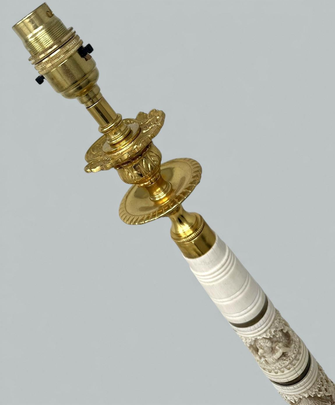 Antike Paar Ormolu Hand geschnitzt Bovine Kerzenhalter Tischlampen Chinesisch Japanisch (Versilberung) im Angebot