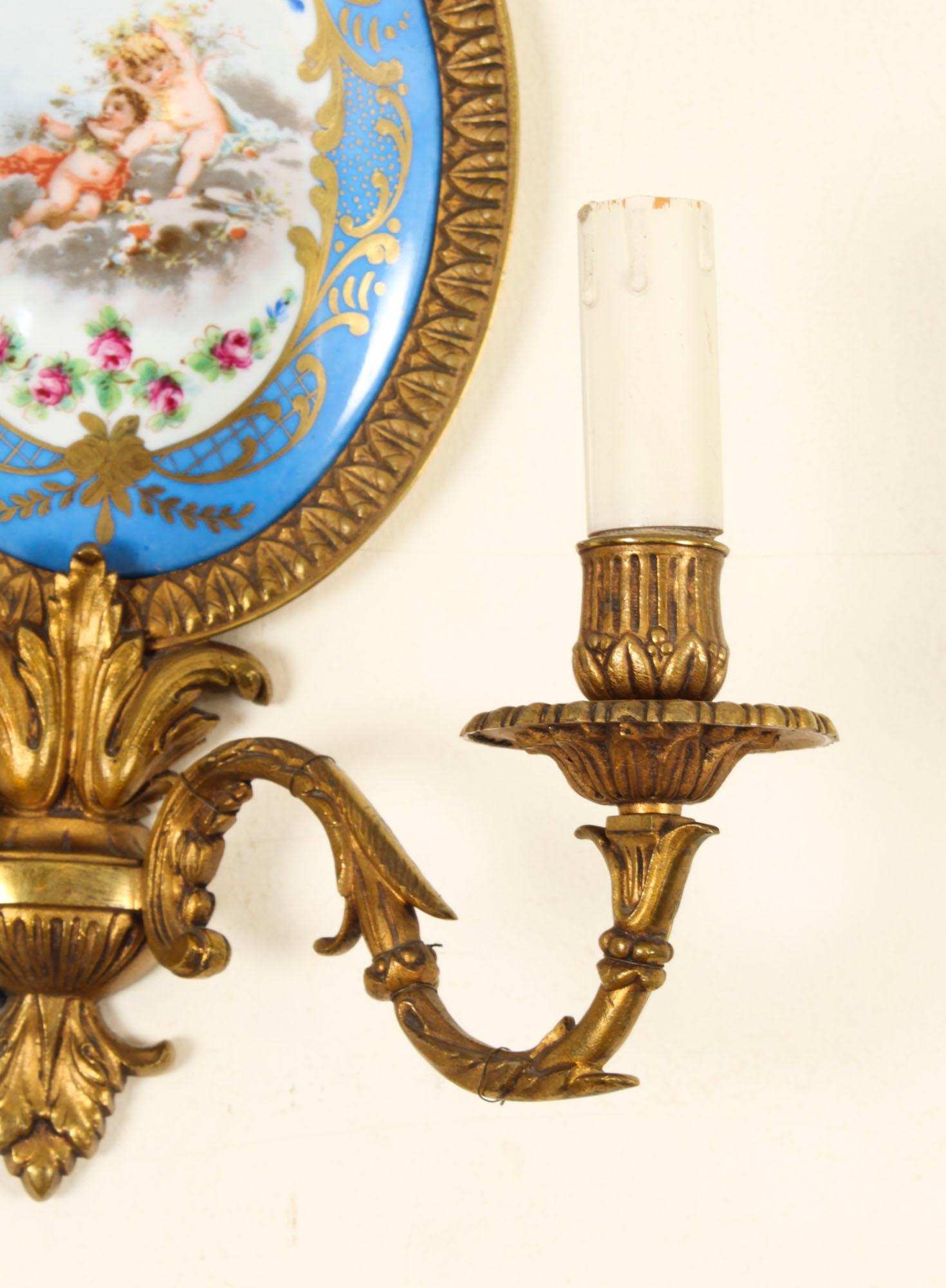 Paire d'appliques anciennes en bronze doré et porcelaine de Sèvres à deux branches, 19e C. en vente 8