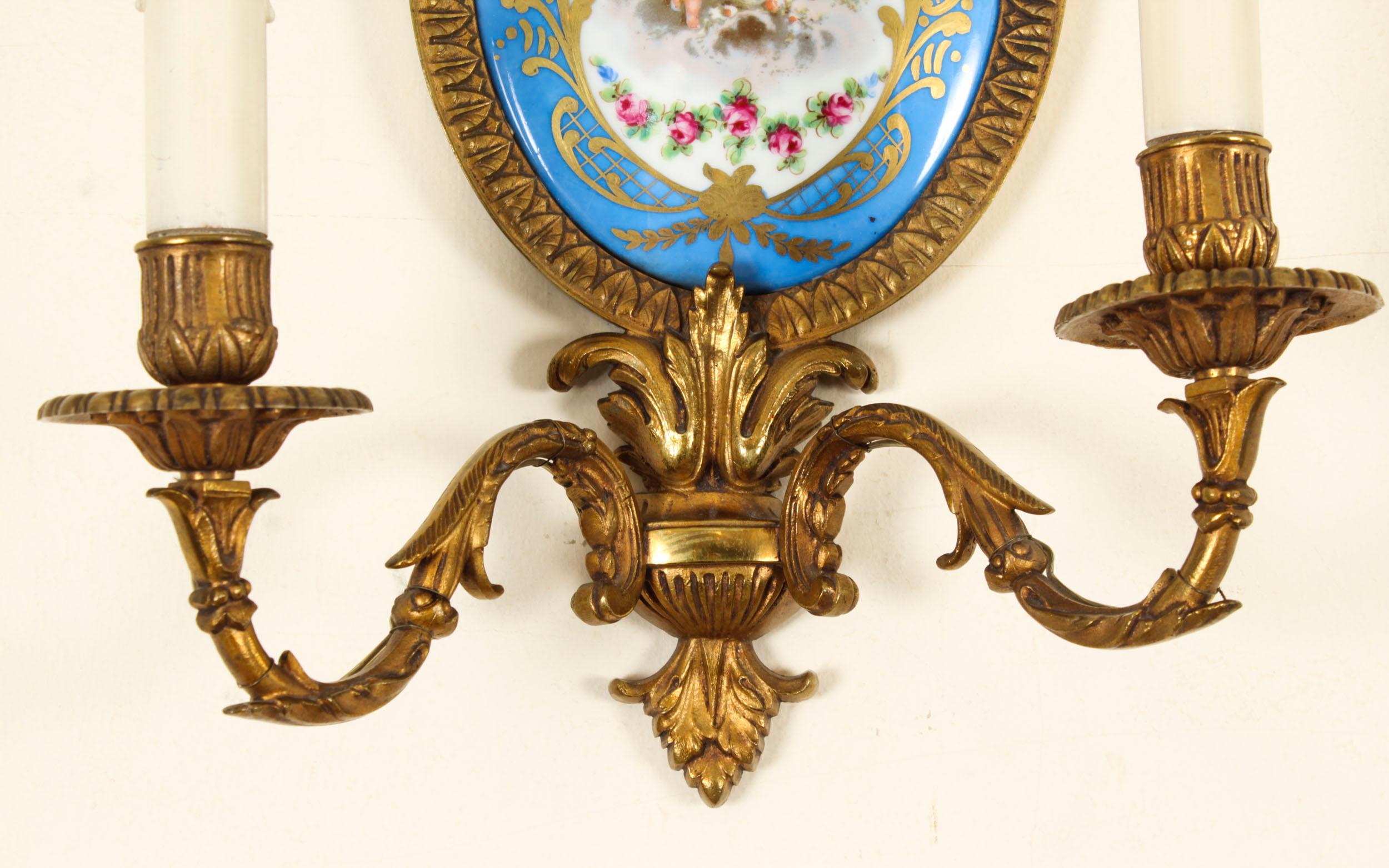 Paire d'appliques anciennes en bronze doré et porcelaine de Sèvres à deux branches, 19e C. en vente 2
