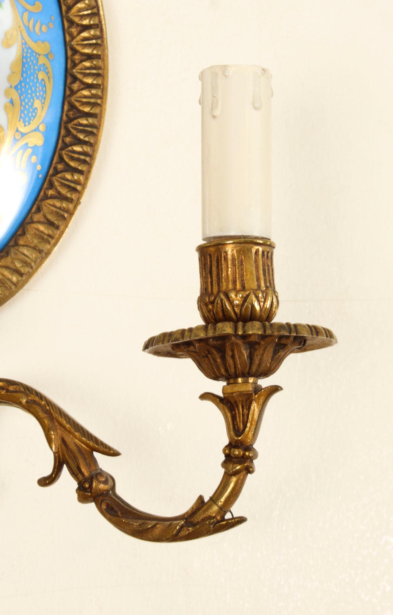 Paire d'appliques anciennes en bronze doré et porcelaine de Sèvres à deux branches, 19e C. en vente 3