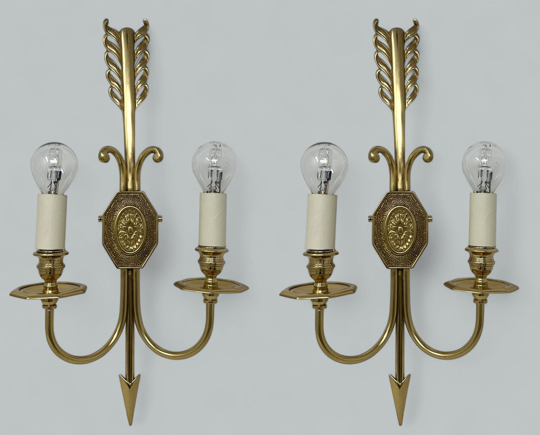 Paire d'appliques murales électriques à deux bras de style Napoléon III en bronze doré, de proportions très généreuses et d'une qualité exceptionnelle. Fabriqué par la célèbre Maison Lucien Gau à Paris. Vers les années 1940. 
Le support principal