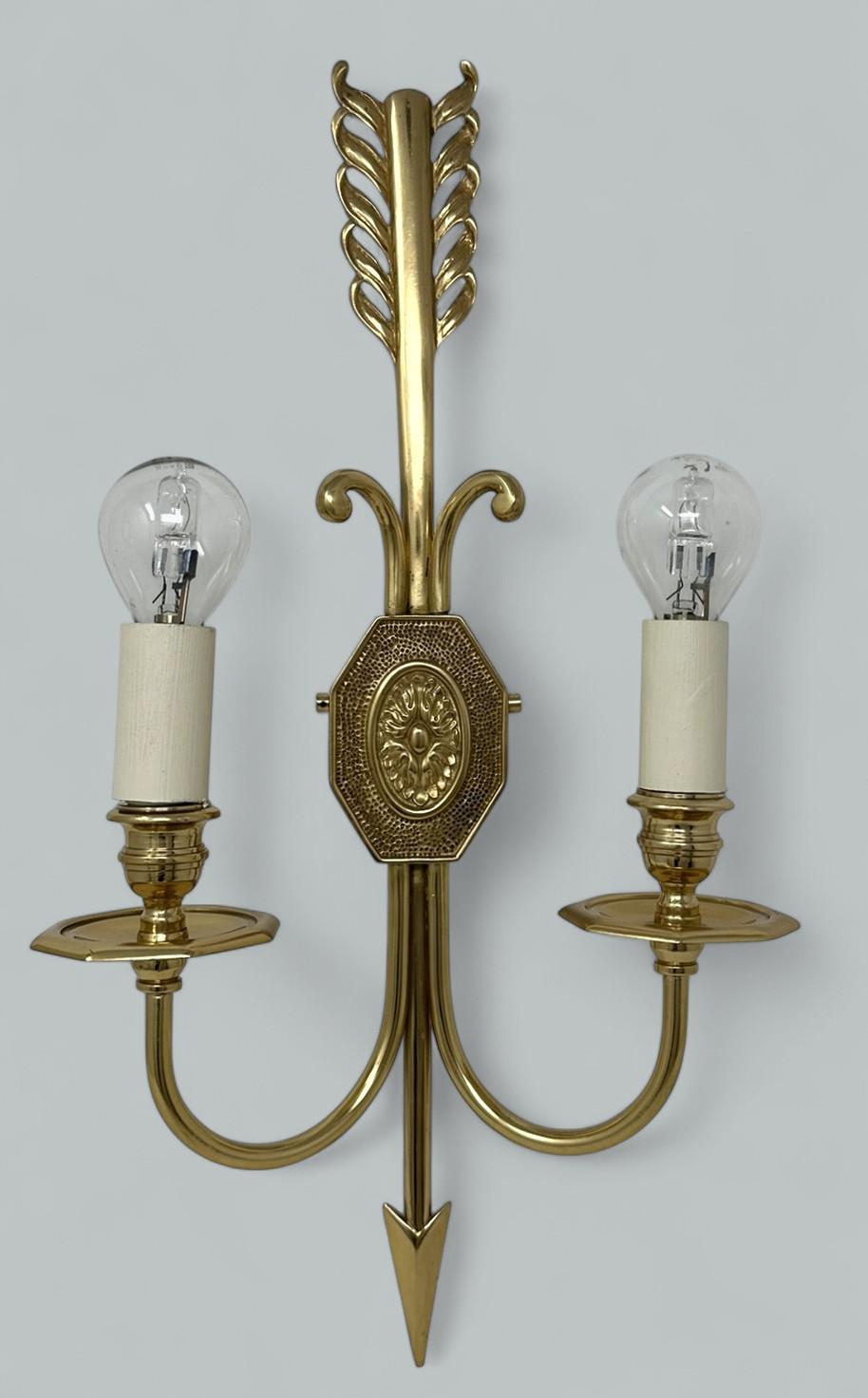 Français Paire d'appliques électriques murales à deux lumières en bronze doré Appliques Maison Lucien Gau en vente