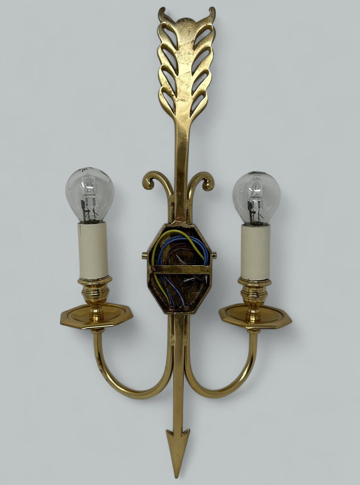Bronze Paire d'appliques électriques murales à deux lumières en bronze doré Appliques Maison Lucien Gau en vente