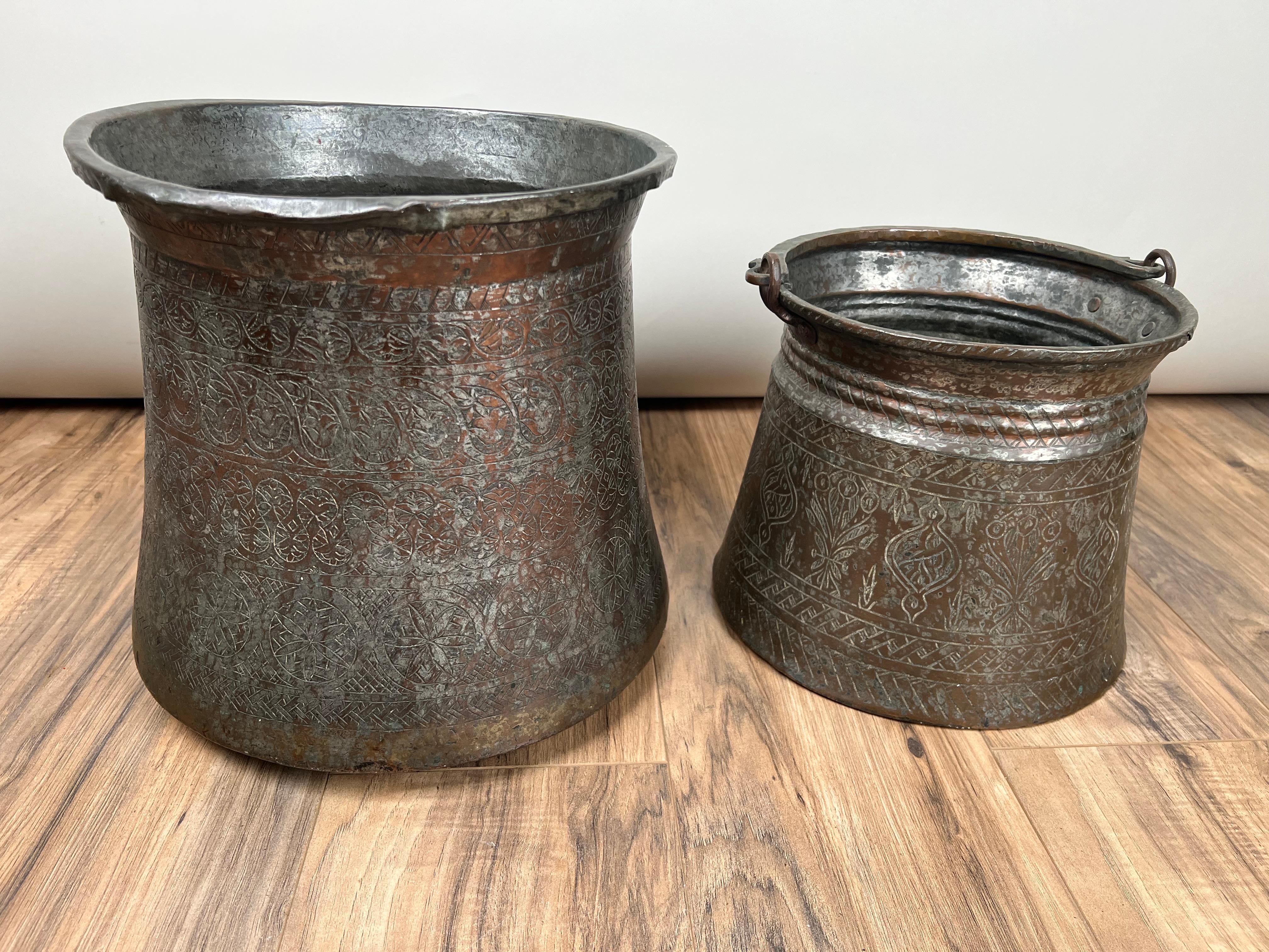 Antiguo par de calderos de cobre estañado del Imperio Otomano c. Mediados del siglo XIX en venta 3