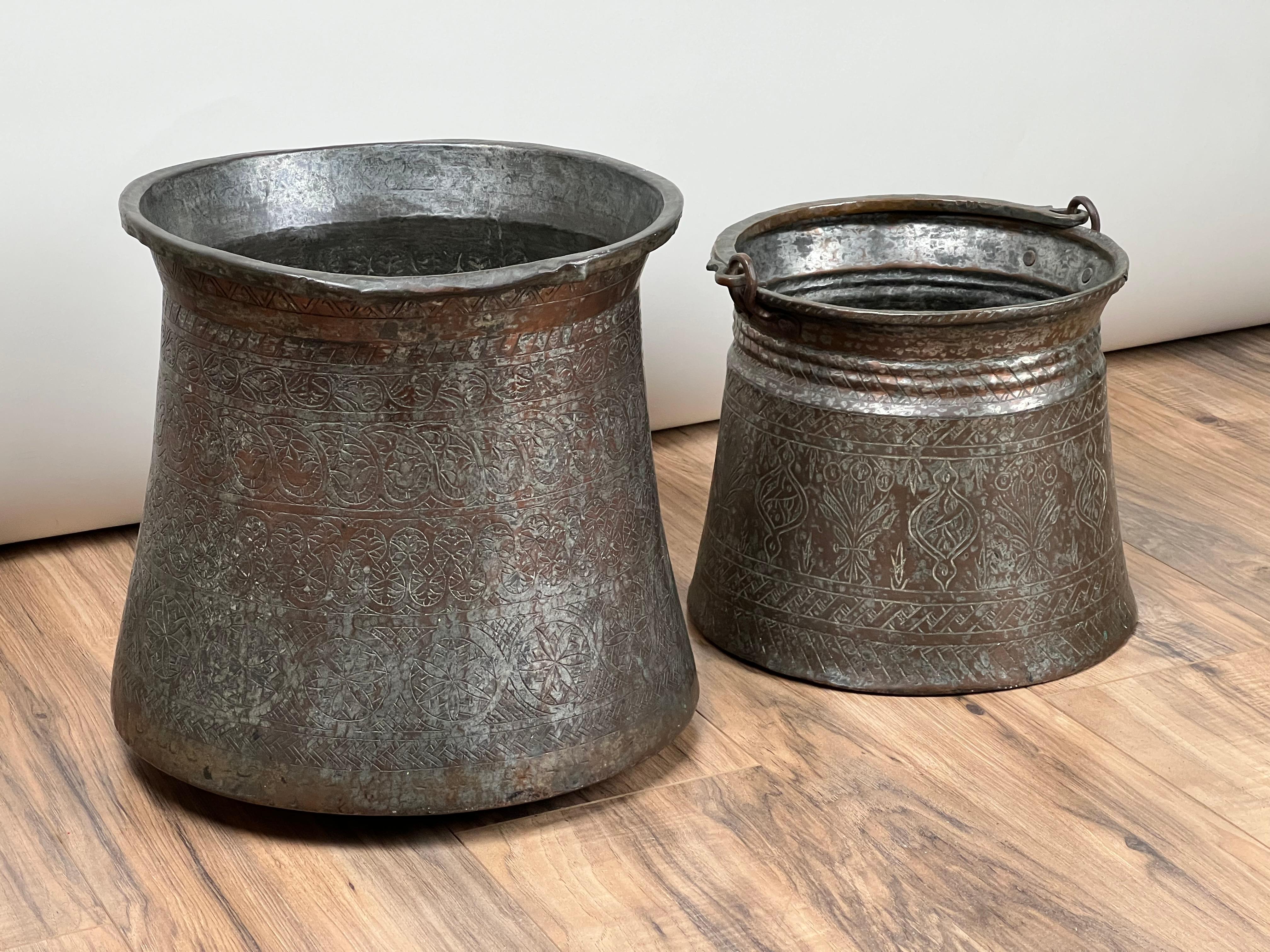 Este antiguo par de calderos de cobre estañado del Imperio Otomano, que datan de mediados del siglo XIX, ejemplifican la artesanía de alta calidad típica del periodo otomano. Estos calderos se utilizaban tradicionalmente para diversos fines