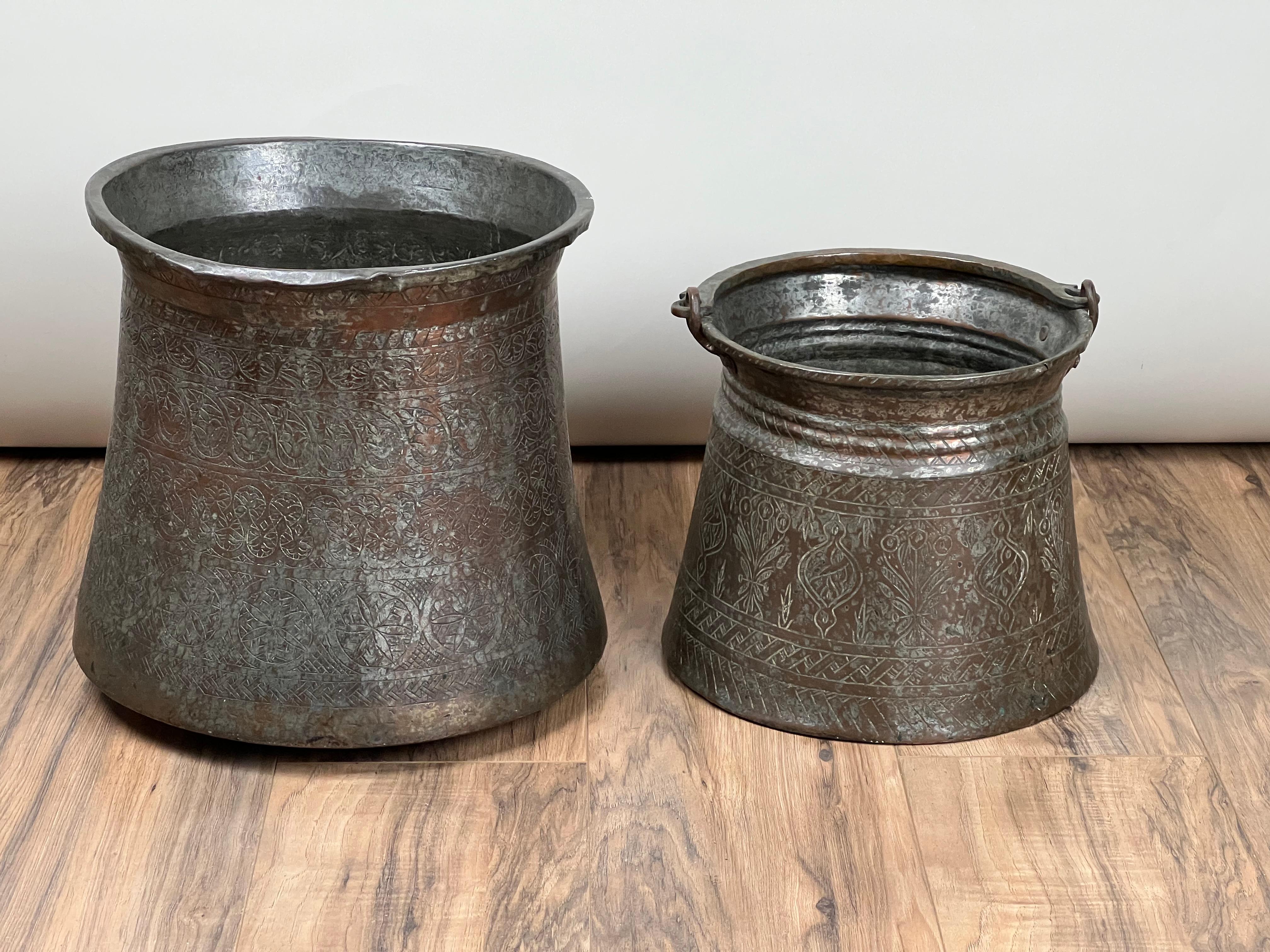 Antiguo par de calderos de cobre estañado del Imperio Otomano c. Mediados del siglo XIX Tribal en venta