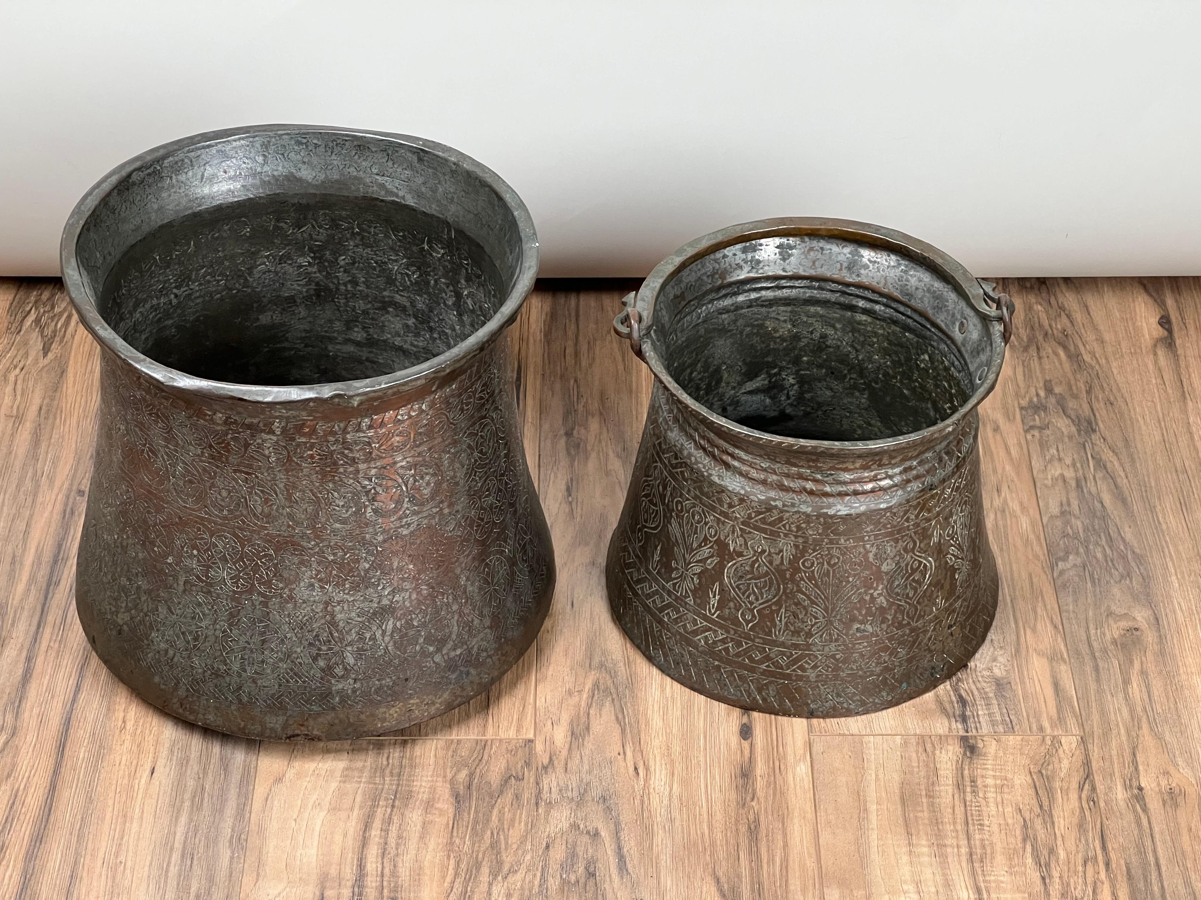Antiguo par de calderos de cobre estañado del Imperio Otomano c. Mediados del siglo XIX Turco en venta
