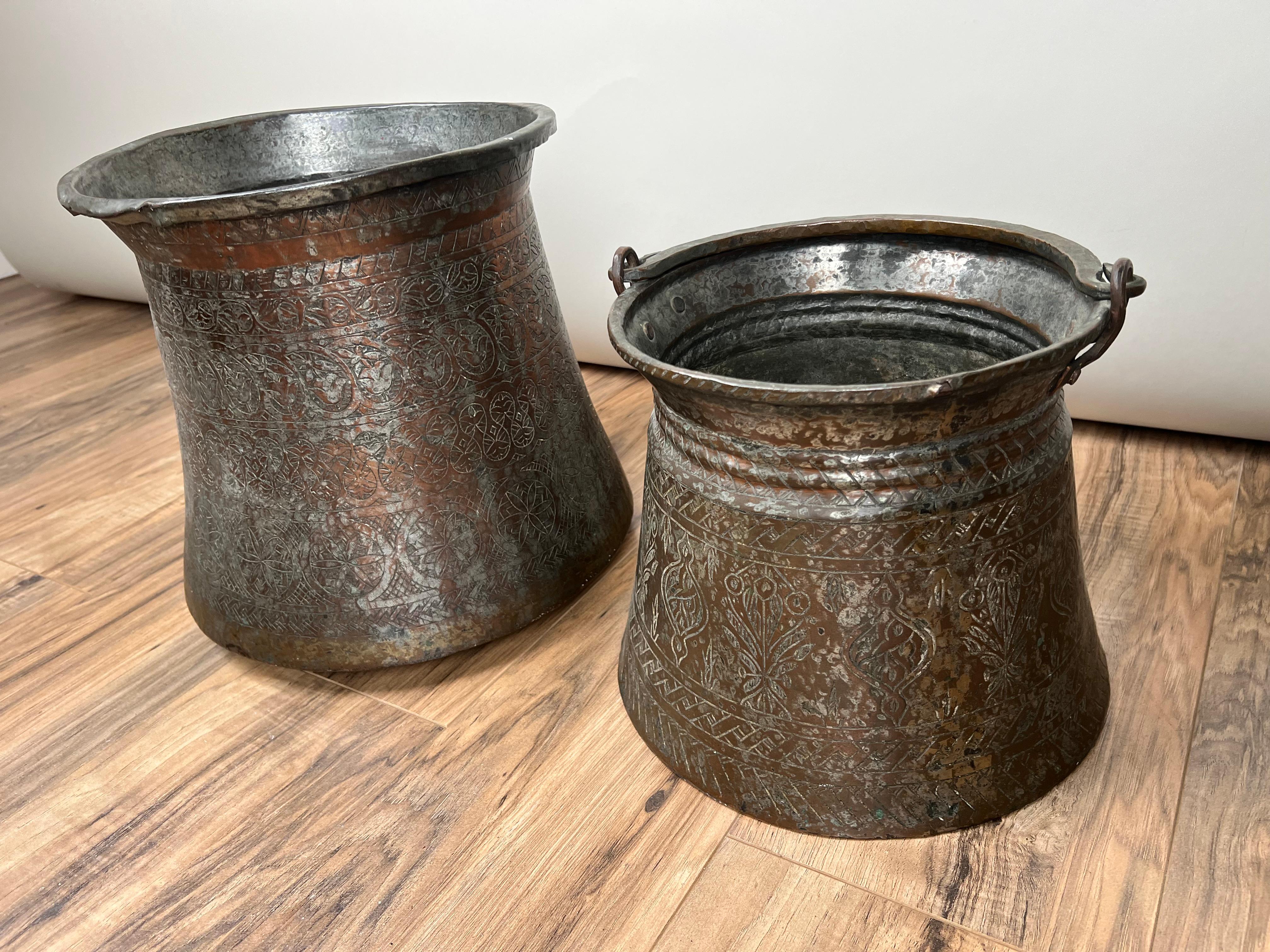 Antiguo par de calderos de cobre estañado del Imperio Otomano c. Mediados del siglo XIX Grabado en venta