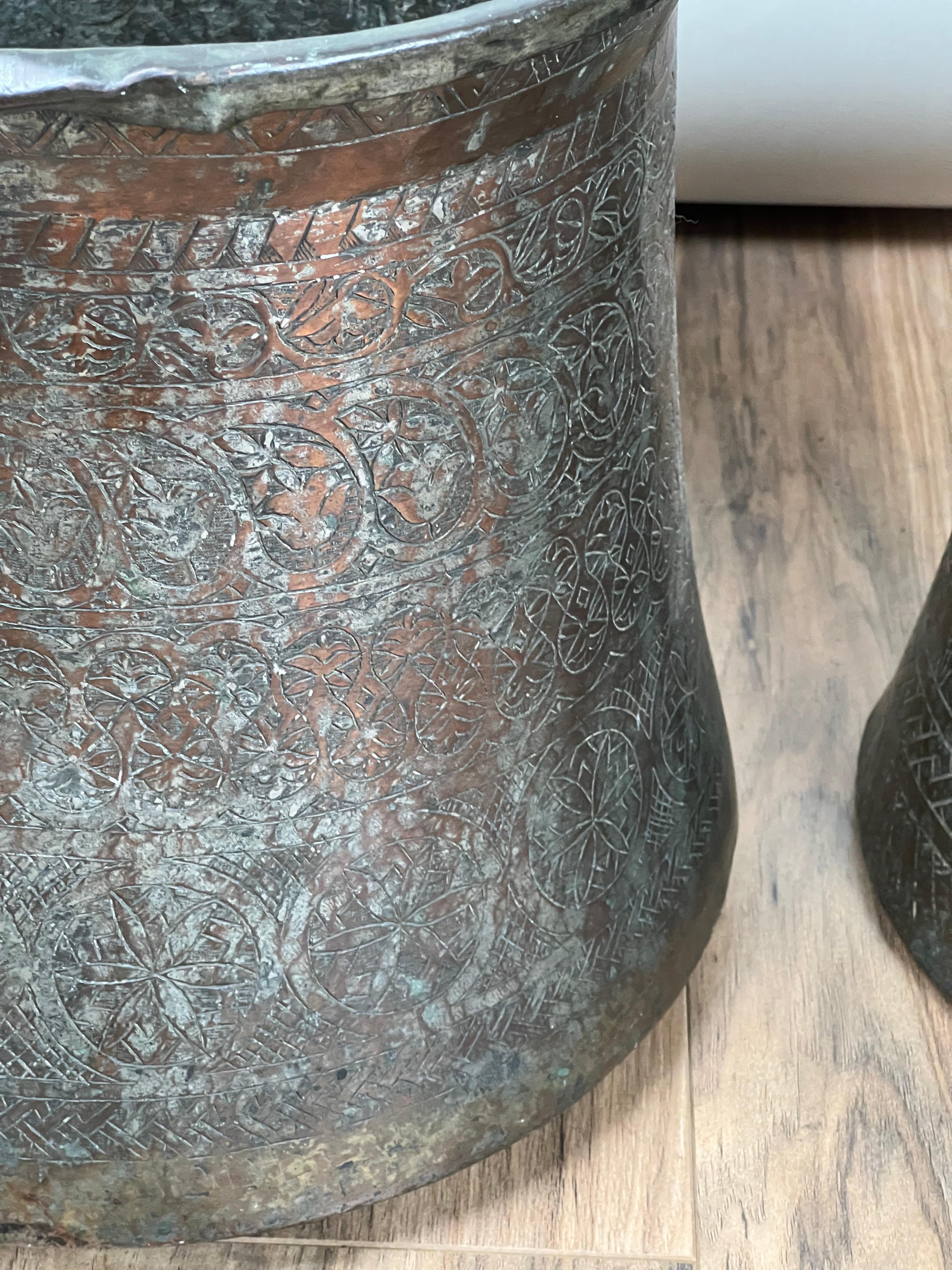 Antiguo par de calderos de cobre estañado del Imperio Otomano c. Mediados del siglo XIX Cobre en venta