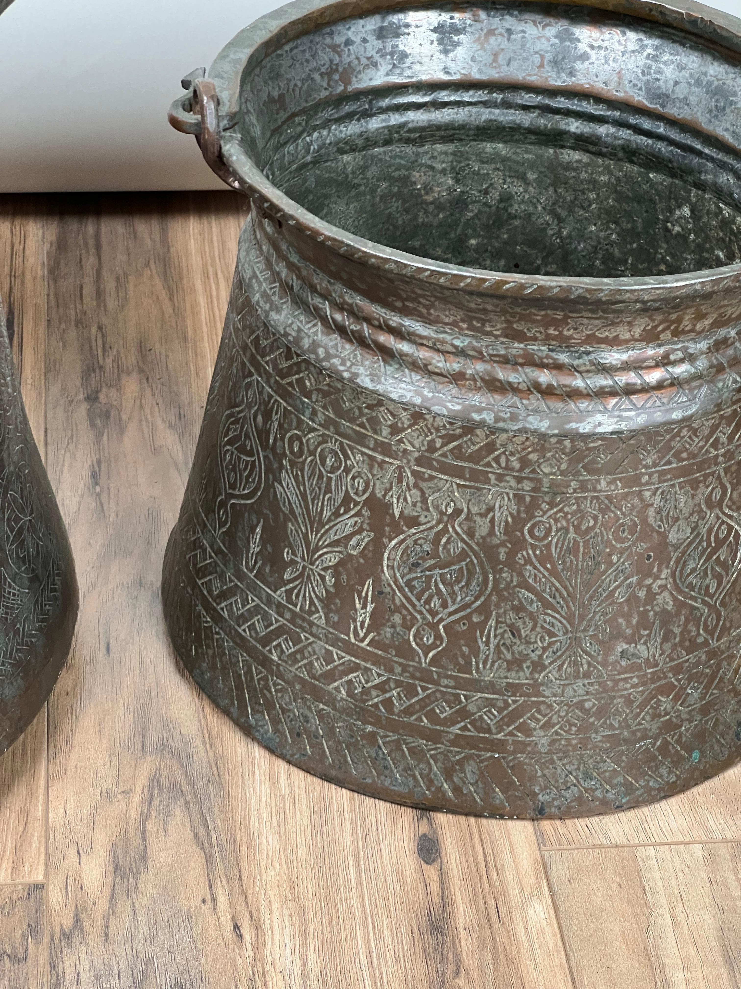 Antiguo par de calderos de cobre estañado del Imperio Otomano c. Mediados del siglo XIX en venta 2