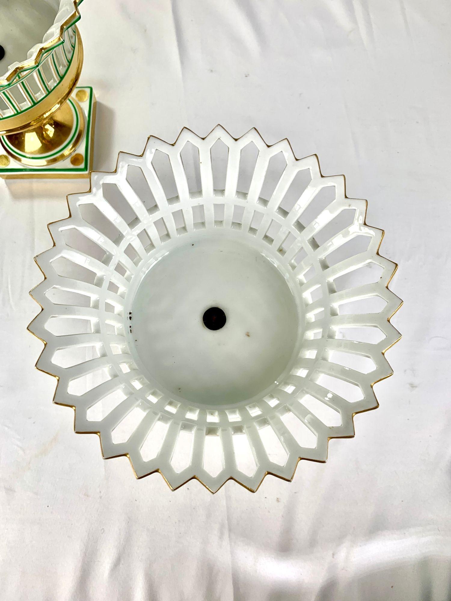 Pareja Antigua Cestas Reticuladas de Porcelana de París con Dorados, Francia Circa 1860 en venta 3