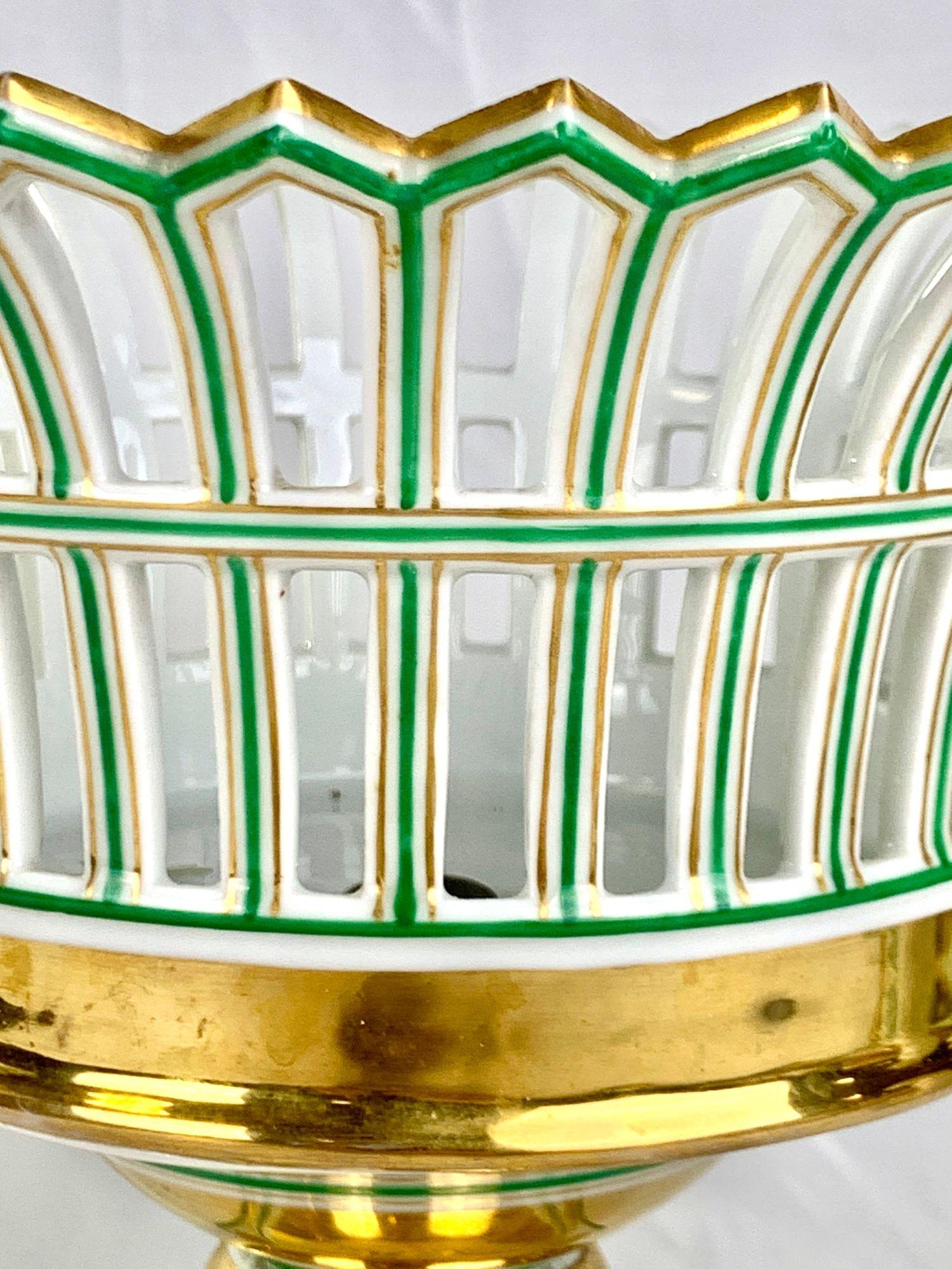 Pareja Antigua Cestas Reticuladas de Porcelana de París con Dorados, Francia Circa 1860 en Excelente estado para la venta en Katonah, NY