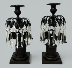 Coppia di candelieri antichi in bronzo e cristallo in stile Regency con aquile e prismi