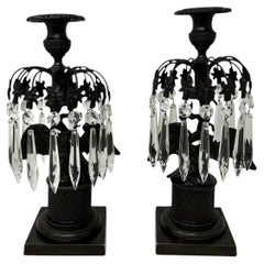 Coppia di candelieri antichi in bronzo e cristallo in stile Regency con aquile e prismi