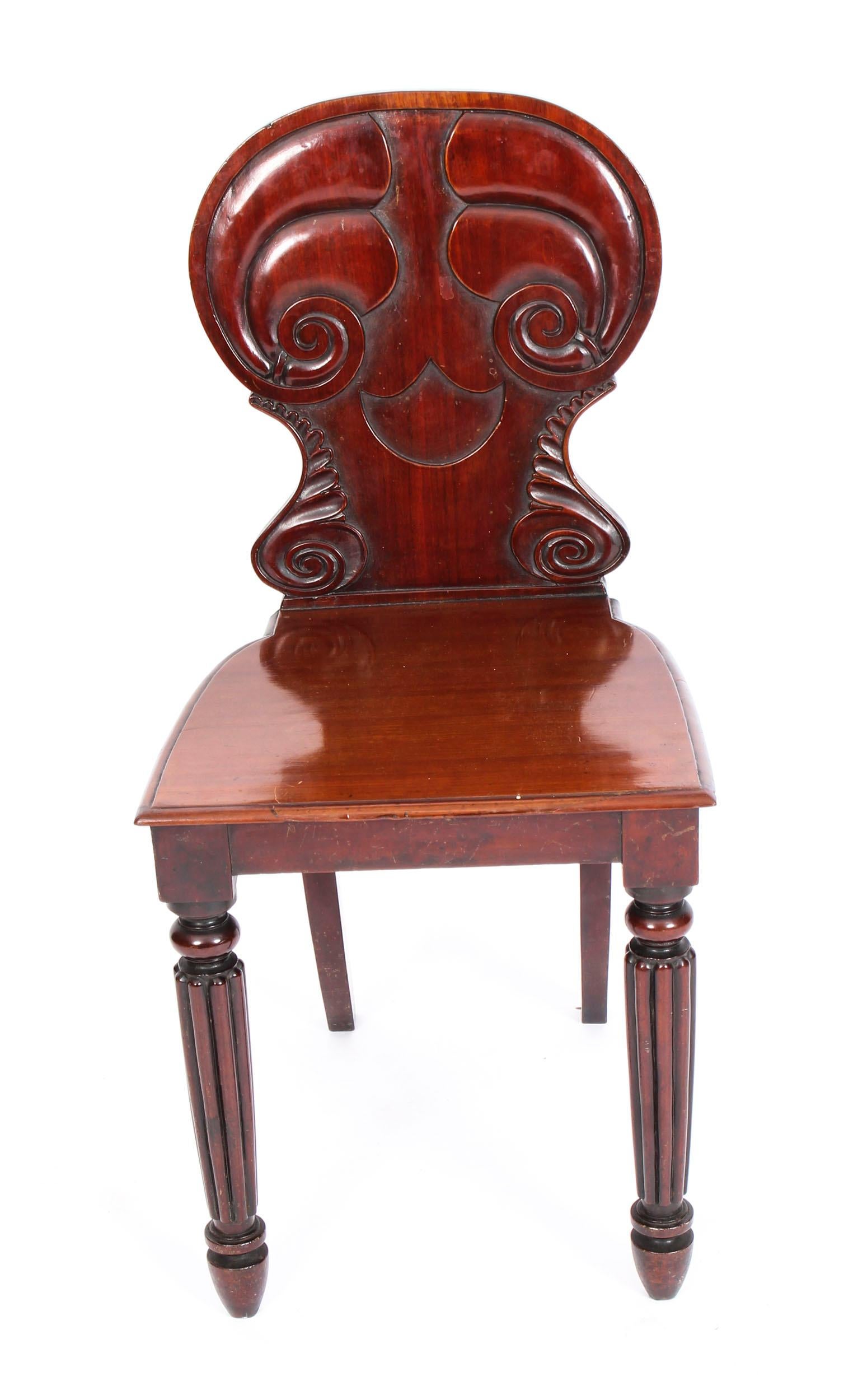 Regency Paire de chaises d'entrée anciennes de style Régence en acajou par Gilllows, 19ème siècle en vente