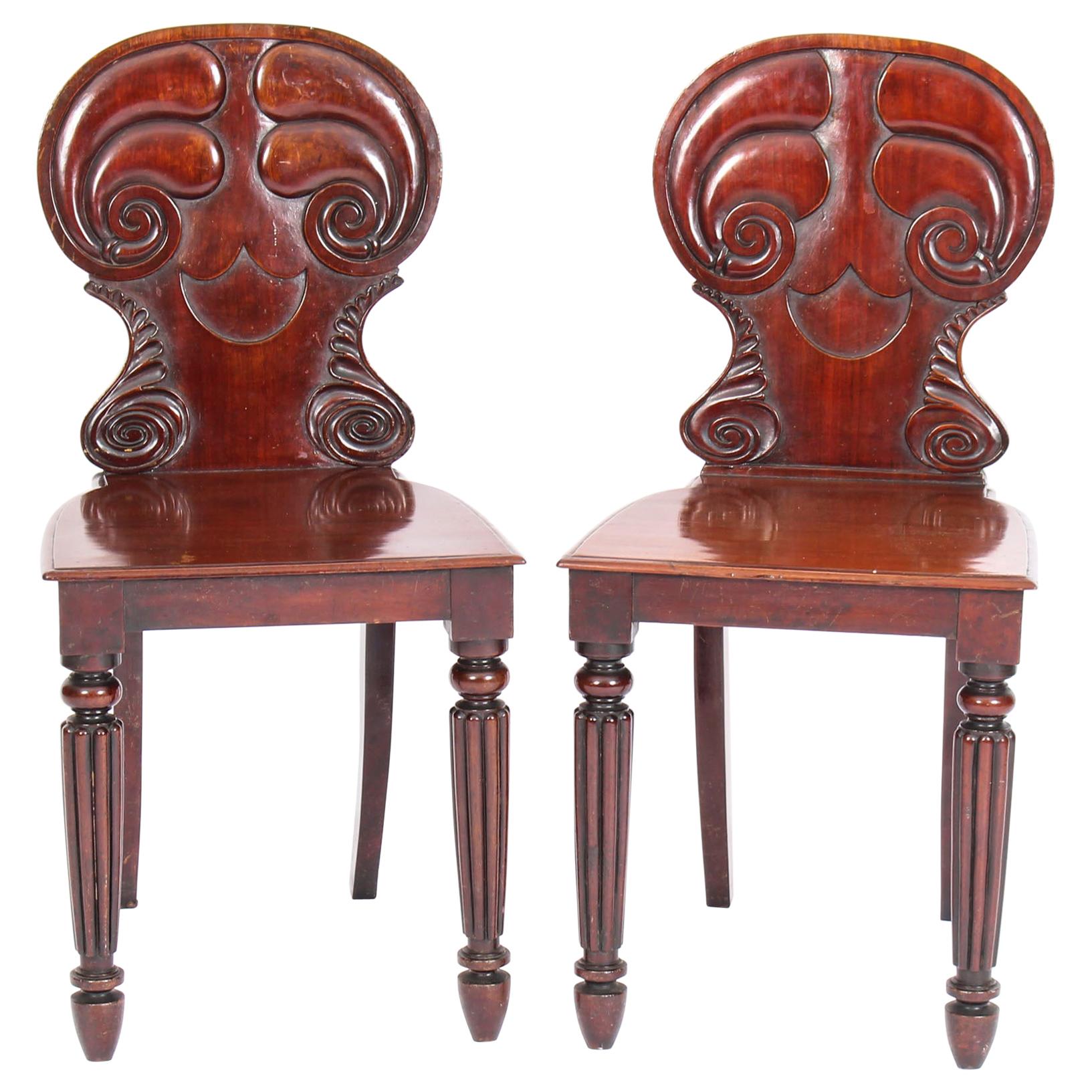 Paire de chaises d'entrée anciennes de style Régence en acajou par Gilllows, 19ème siècle en vente
