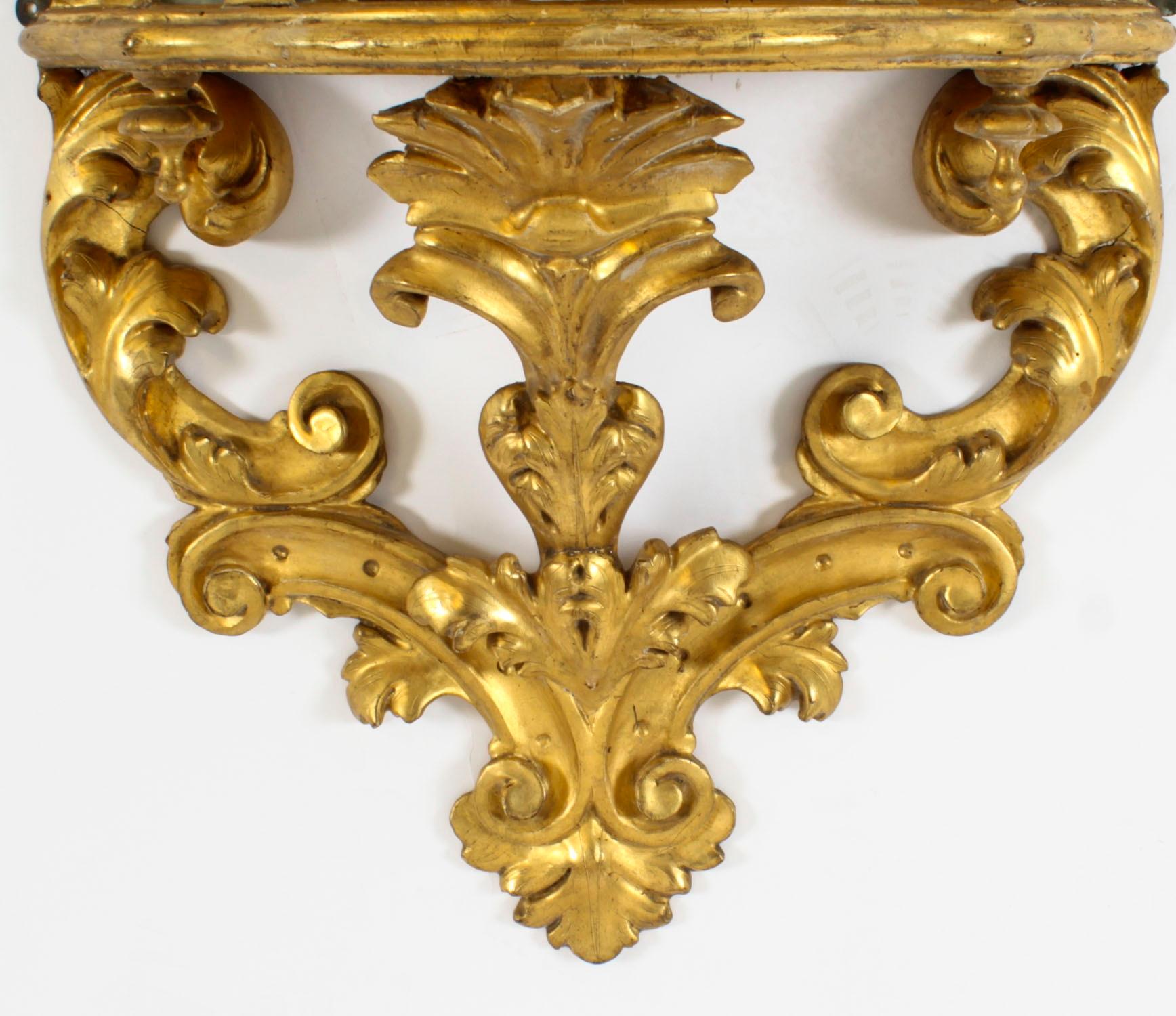 Coppia di mensole da parete a specchio rococò in legno dorato del XIX secolo in vendita 4