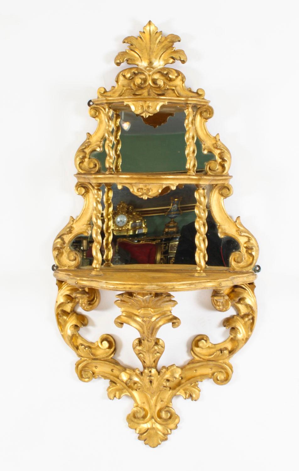 Neorococò Coppia di mensole da parete a specchio rococò in legno dorato del XIX secolo in vendita