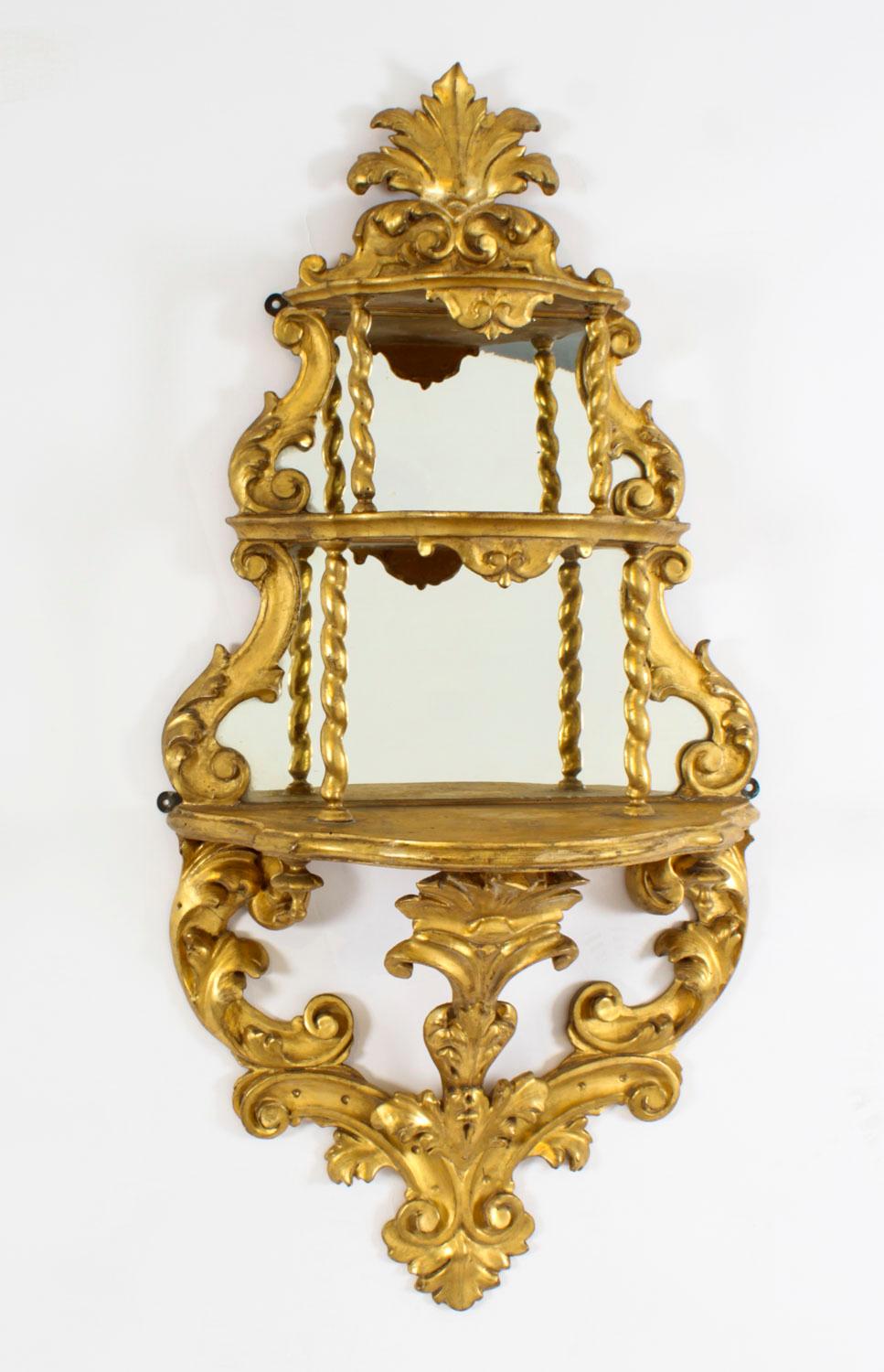 Fine XIX secolo Coppia di mensole da parete a specchio rococò in legno dorato del XIX secolo in vendita